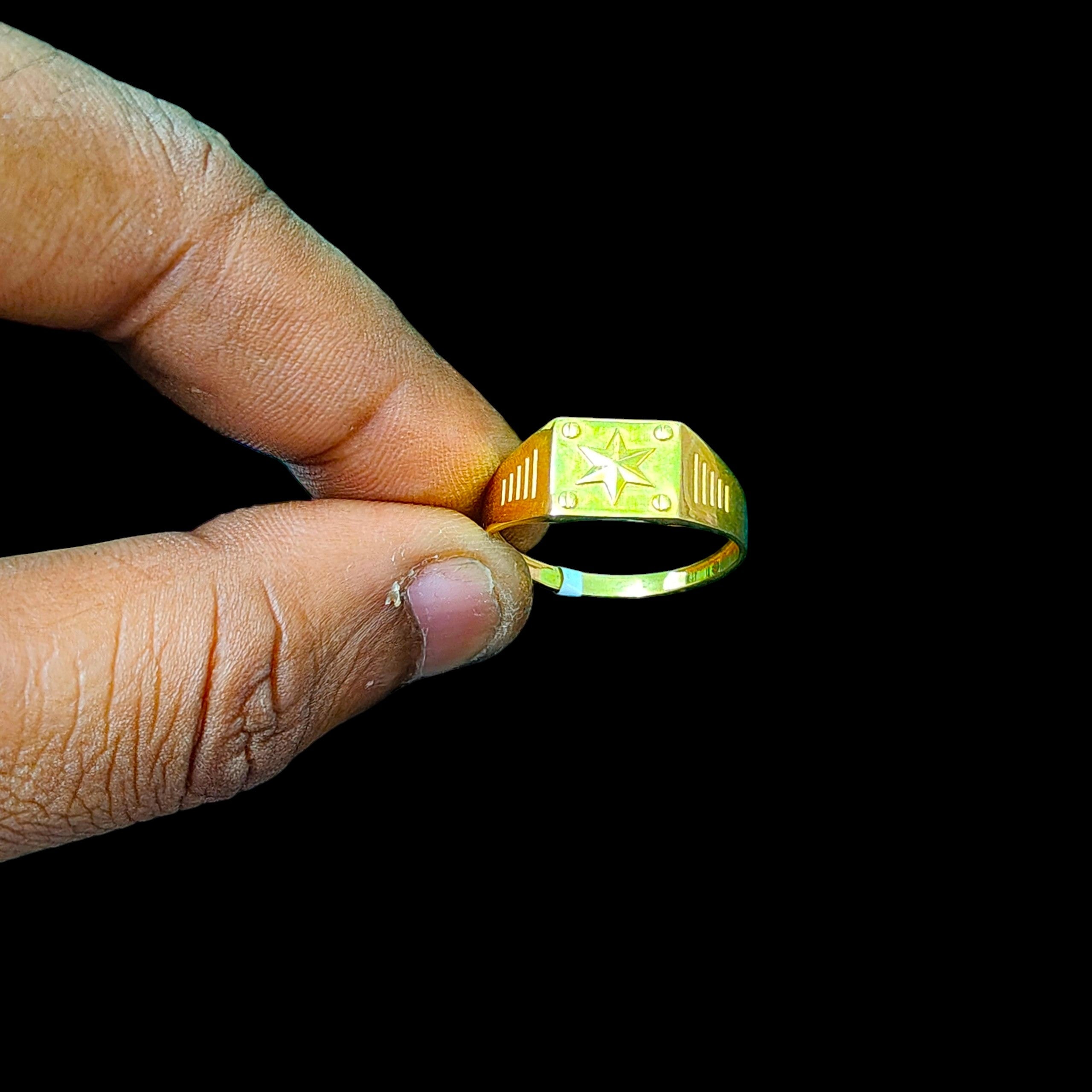 GENTS RING- TRJ (SIZE:21) WGT: 1.180 GM APPROX BIS CERTIFIED HUID HALLMARK 375 9KT GOLD FINGER RING FOR MEN 1 PIECE.