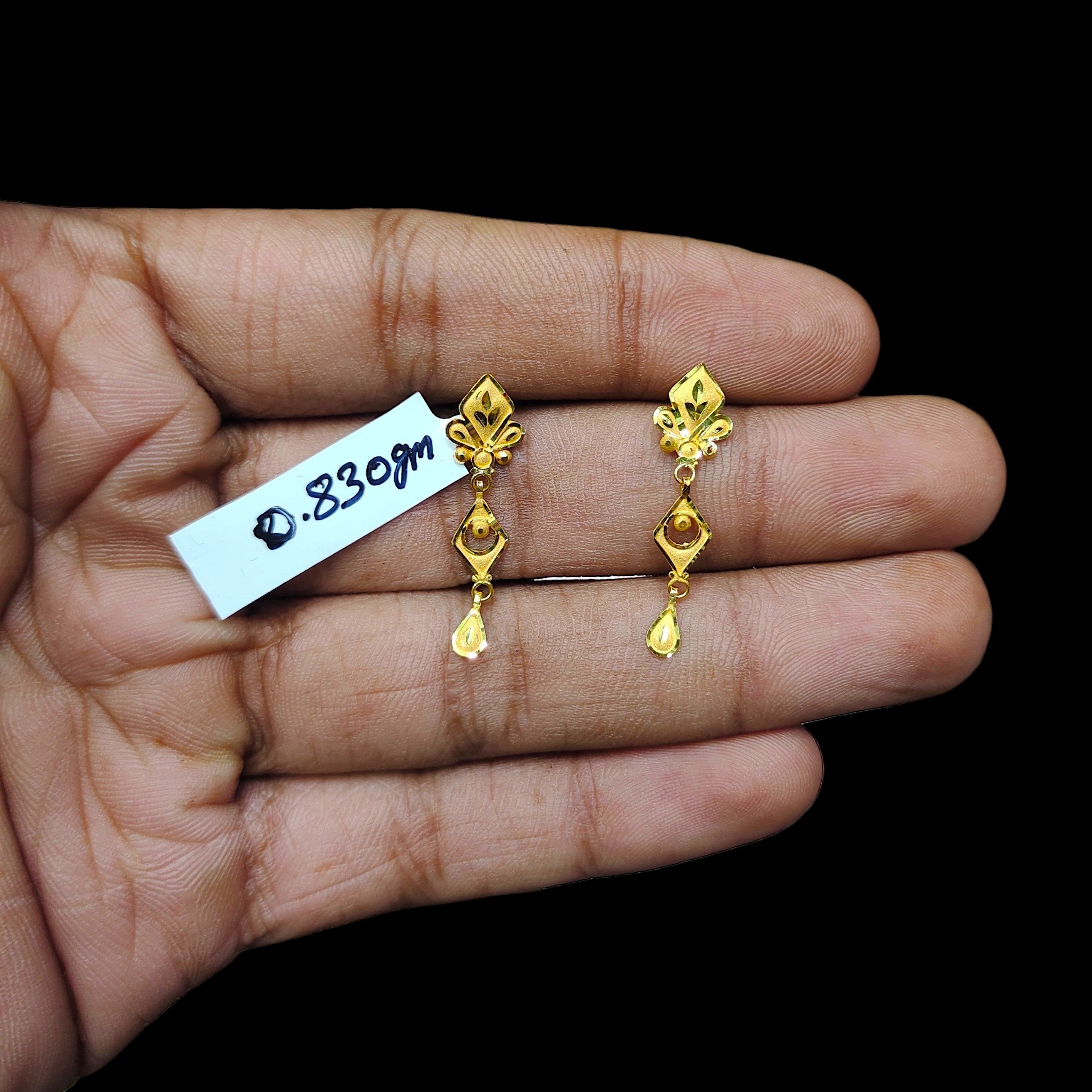 GOLD EARRINGS- BIS CERTIFIED WGT: 0.830 GM APPROX HUID HALLMARK 916 22KT GOLD EARRINGS 1 PAIR FOR WOMEN.