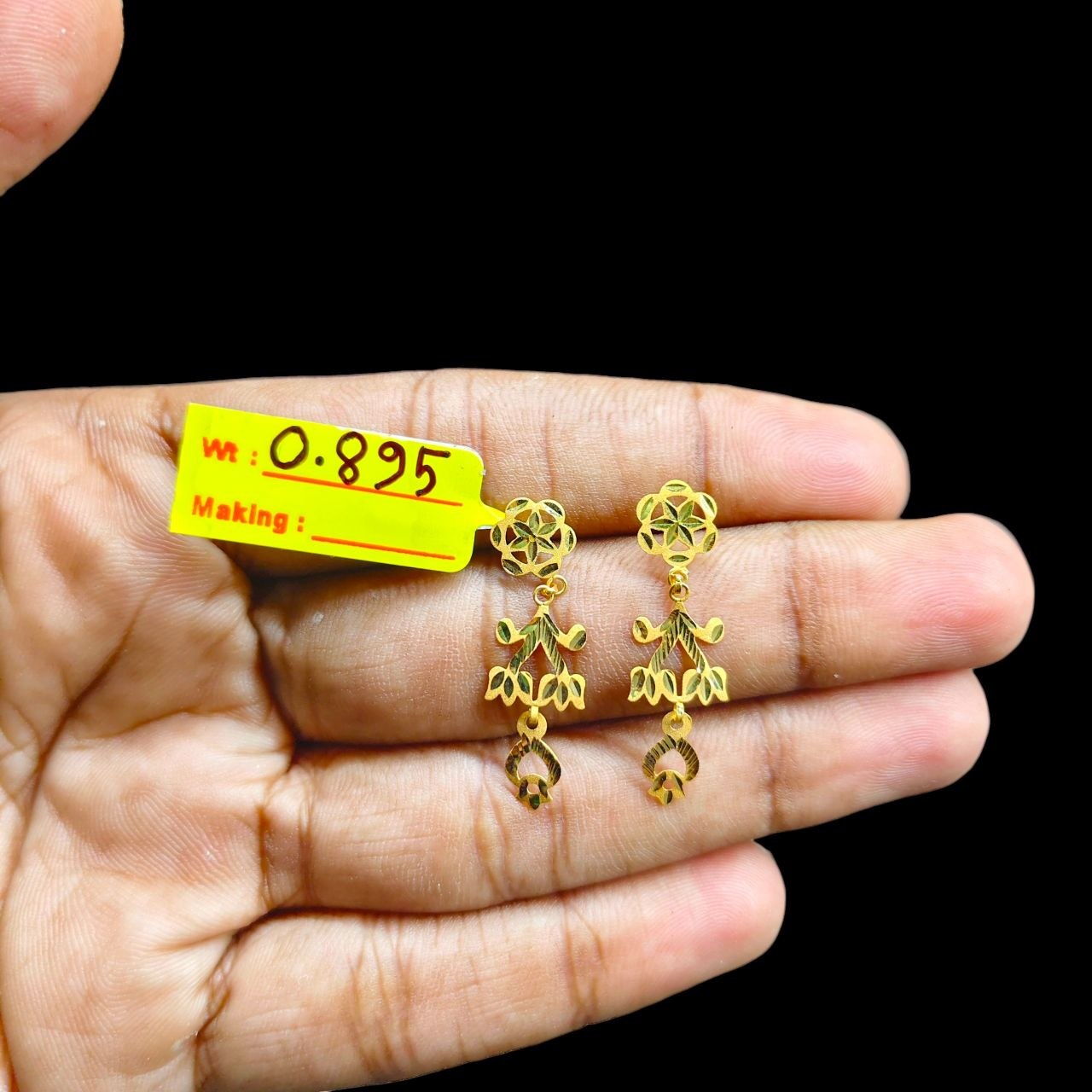 GOLD EARRINGS- BIS CERTIFIED WGT: 0.895 GM APPROX HUID HALLMARK 916 22KT GOLD EARRINGS 1 PAIR FOR WOMEN.
