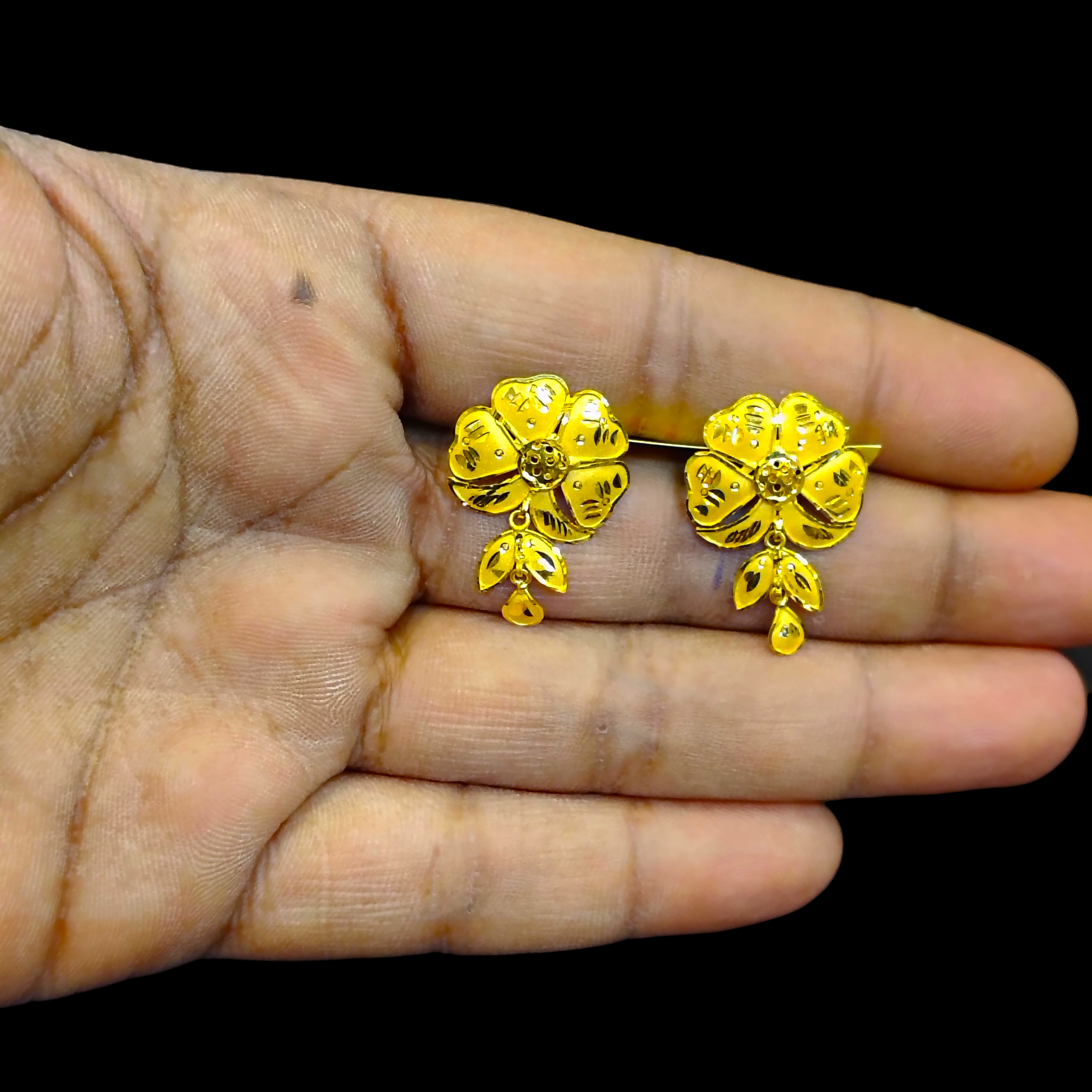 STUD EARRING- BIS CERTIFIED WGT: 1.830 GM APPROX HUID HALLMARK 916 22KT GOLD PASHA TOPS 1 PAIR FOR WOMEN.