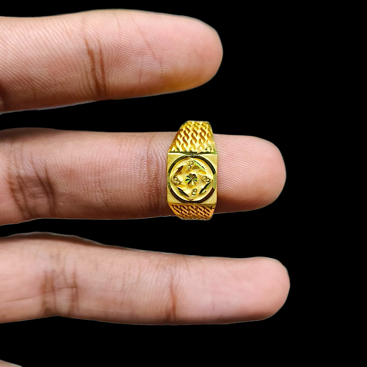 GENTS RING- (LIB2PZ) TRJ (SIZE:19) (WGT: 1.580 GM APPROX) BIS CERTIFIED HUID HALLMARK 375 9KT GOLD FINGER RING FOR MEN 1 PIECE.