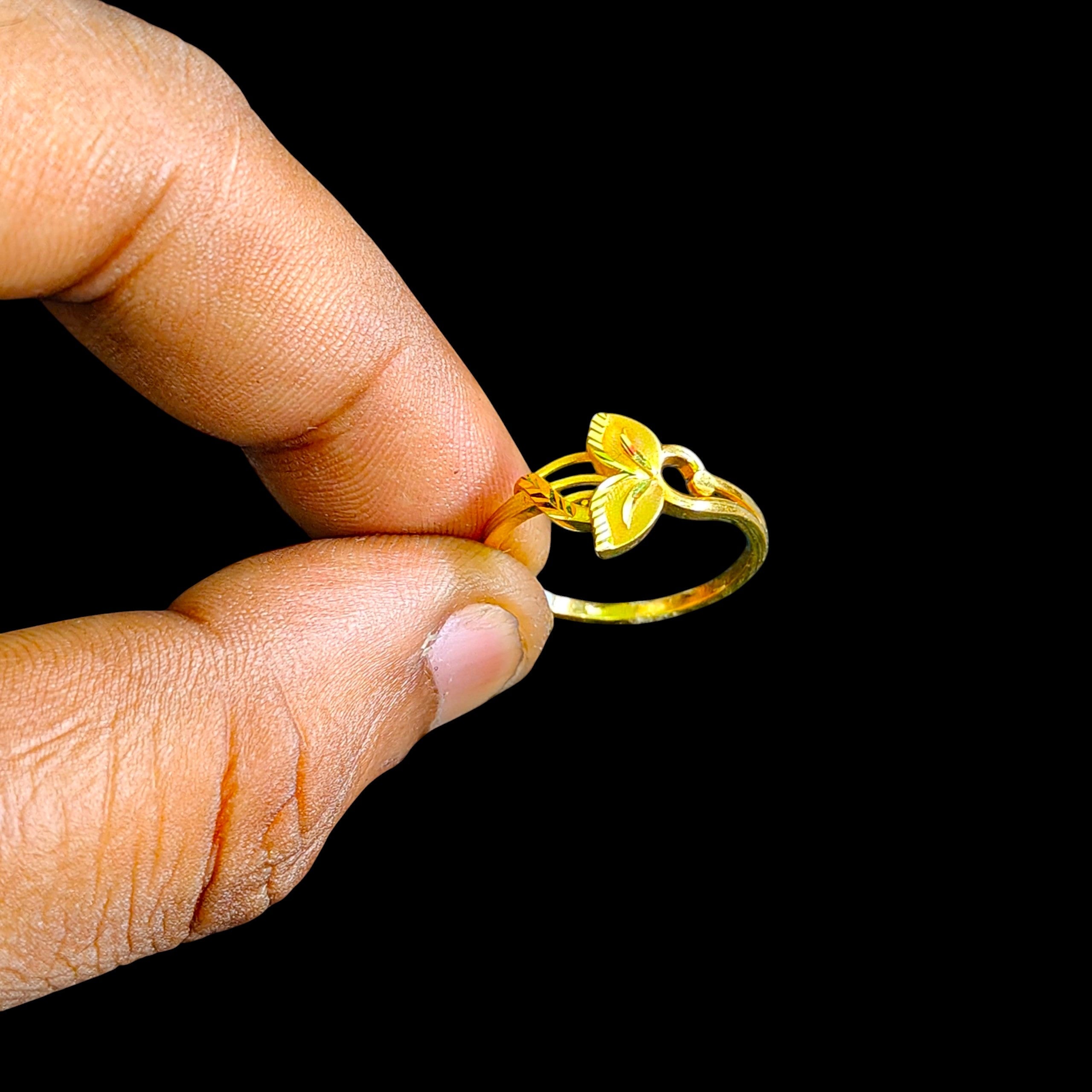 LADIES RING- (SIZE: 15) WGT: 2.340 GM APPROX 22KT HUID HALLMARK GOLD RING FOR WOMEN 1 PIECE.