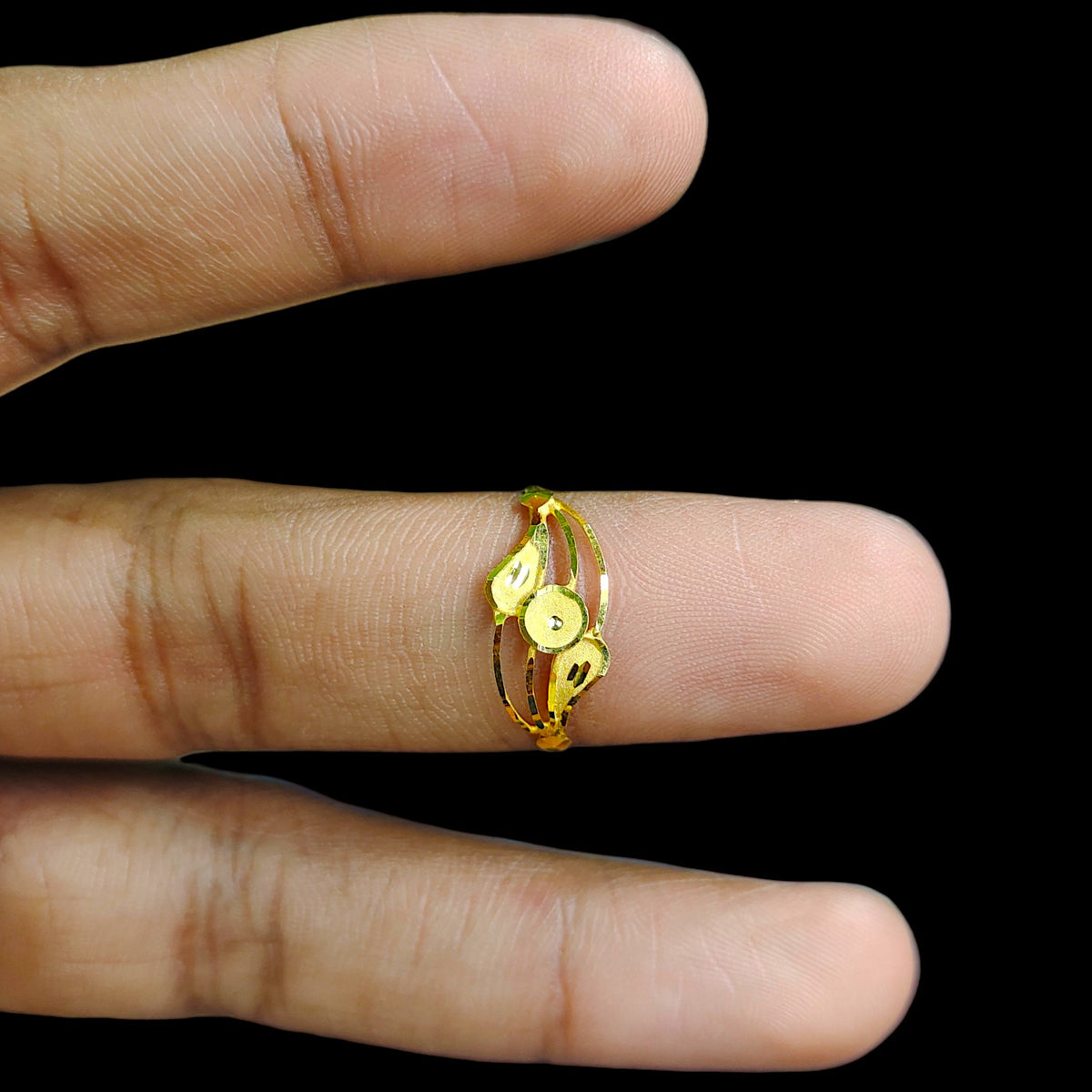 LADIES RING- (SIZE: 15) WGT: 0.450 GM APPROX BIS CERTIFIED HUID HALLMARK 9KT GOLD FINGER RING FOR WOMEN 1 PIECE. (R8H2PL)