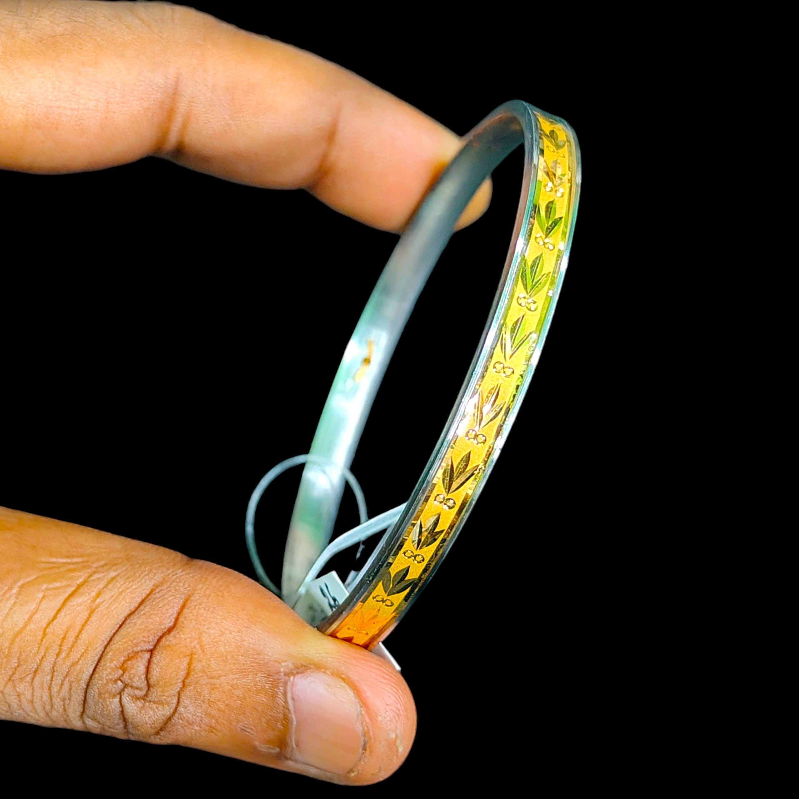 GOLD CHURI NOA- (SIZE: 26) WGT: 0.980 GM APPROX 22KT HUID HALLMARK GOLD NOA BANGLES 1 PIECE.