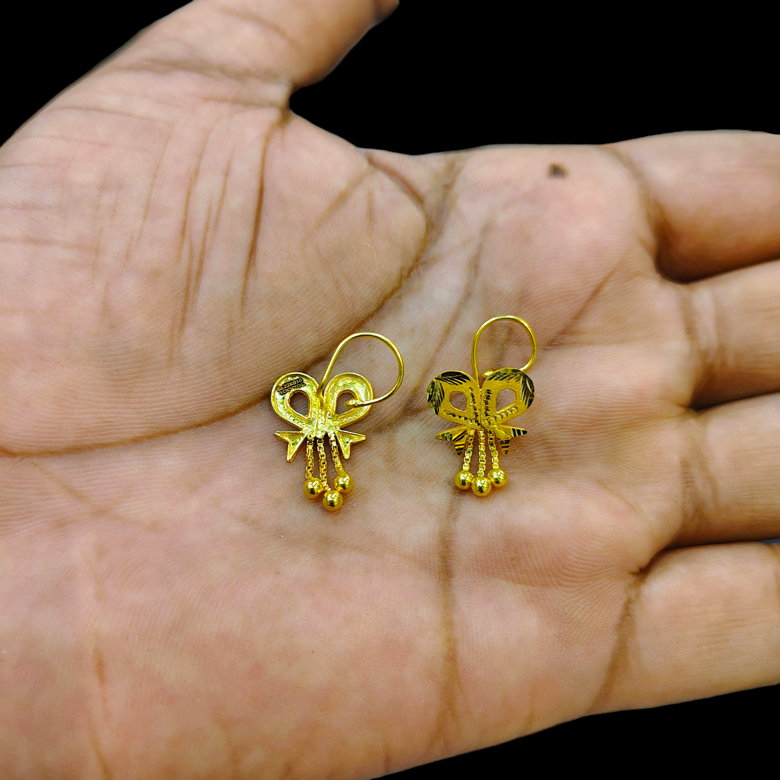 (GSE22) BIS CERTIFIED WGT: 1.430 GM APPROX HUID HALLMARK 916 22KT GOLD PATCH TOPS 1 PAIR FOR WOMEN.