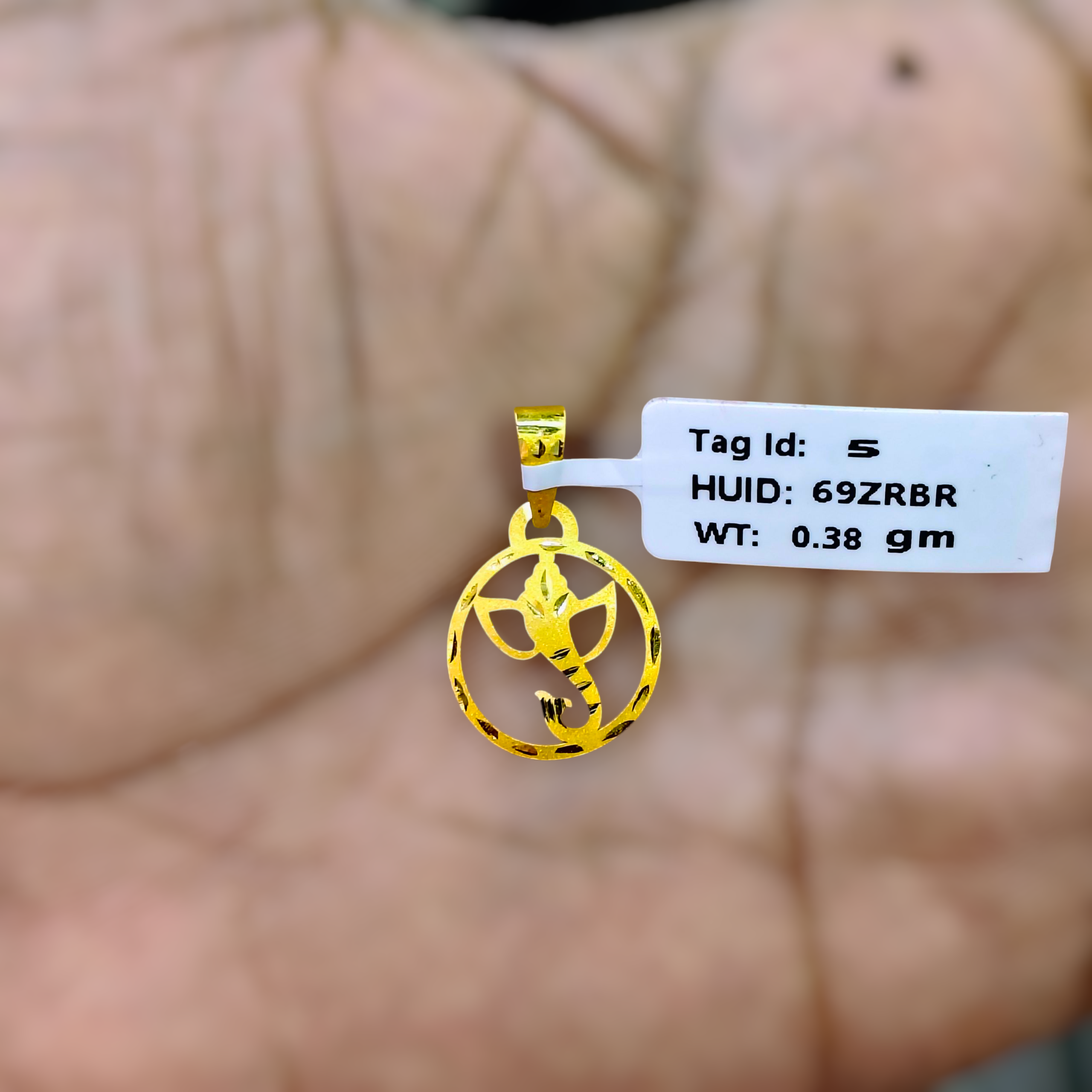 (GLC22) LOCKET WGT: 0.380 GM APPROX BIS CERTIFIED HUID HALLMARK 916 22KT GOLD LOCKET 1 PIECE FOR UNISEX. (CHAIN NOT INCLUDED).