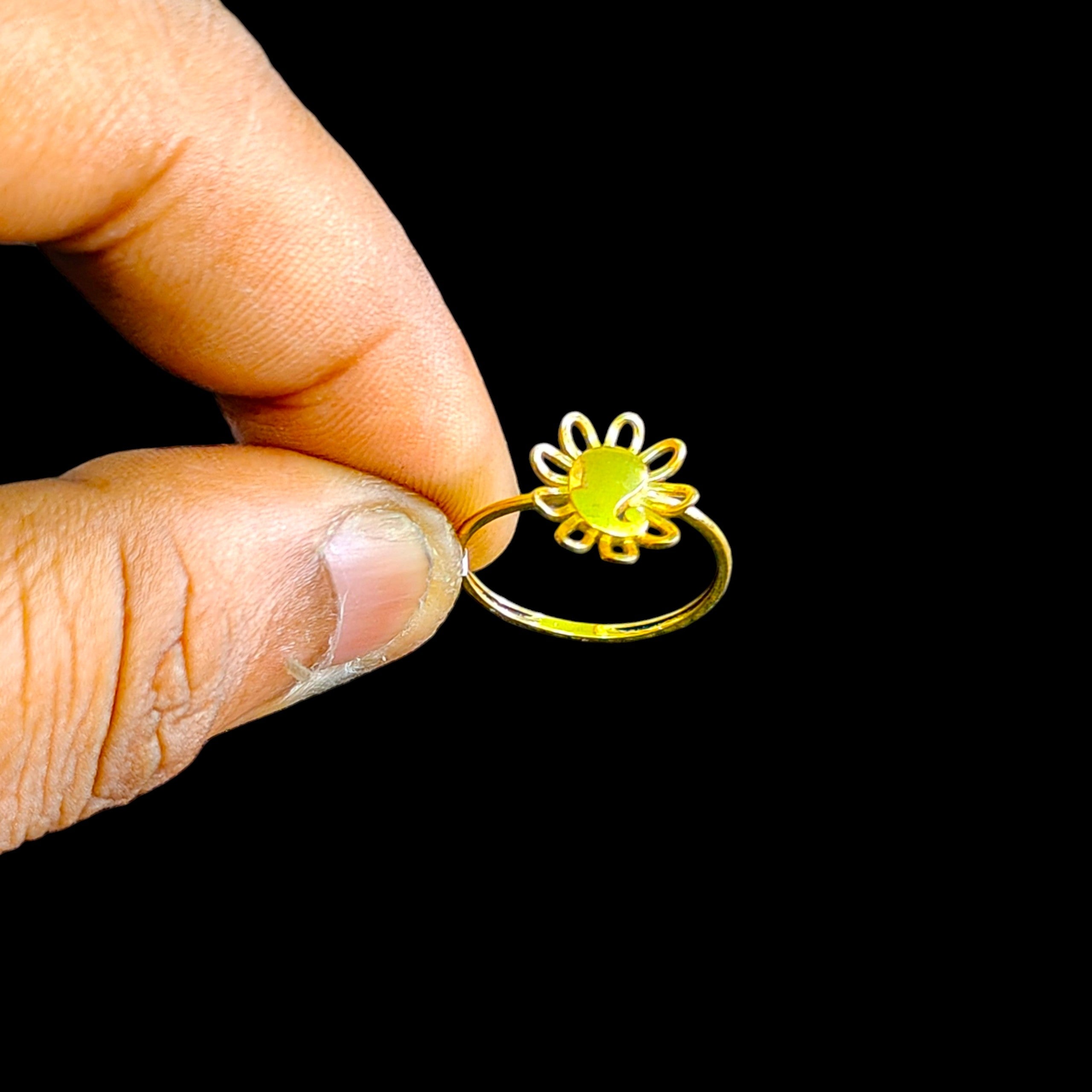 LADIES RING- (SIZE: 13) WGT: 0.890 GM APPROX BIS CERTIFIED HUID HALLMARK 9KT GOLD FINGER RING FOR WOMEN 1 PIECE FOR REGULAR USE.