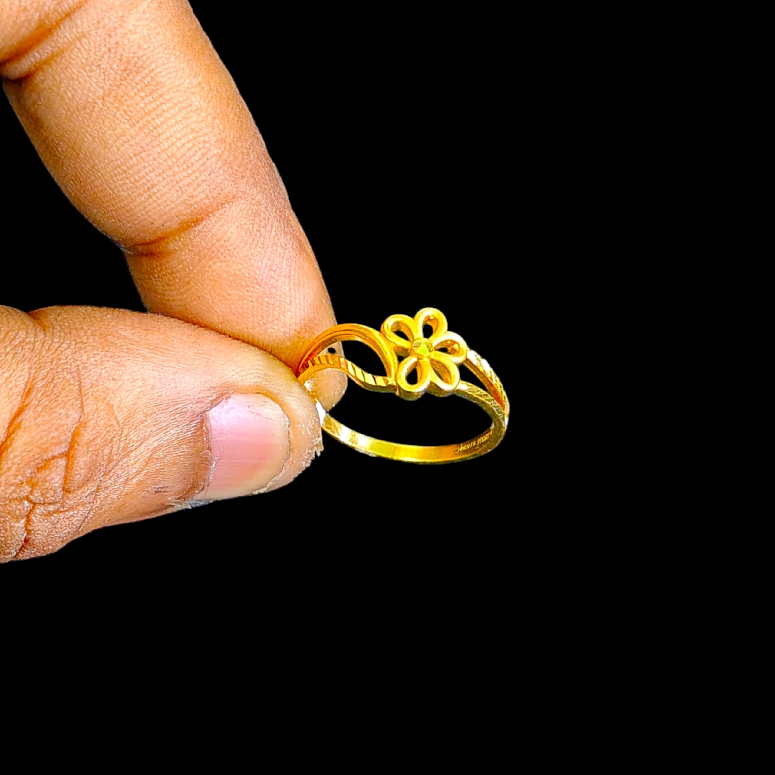 LADIES RING- (SIZE: 13) WGT: 2.070 GM APPROX 22KT HUID HALLMARK GOLD RING FOR WOMEN 1 PIECE.