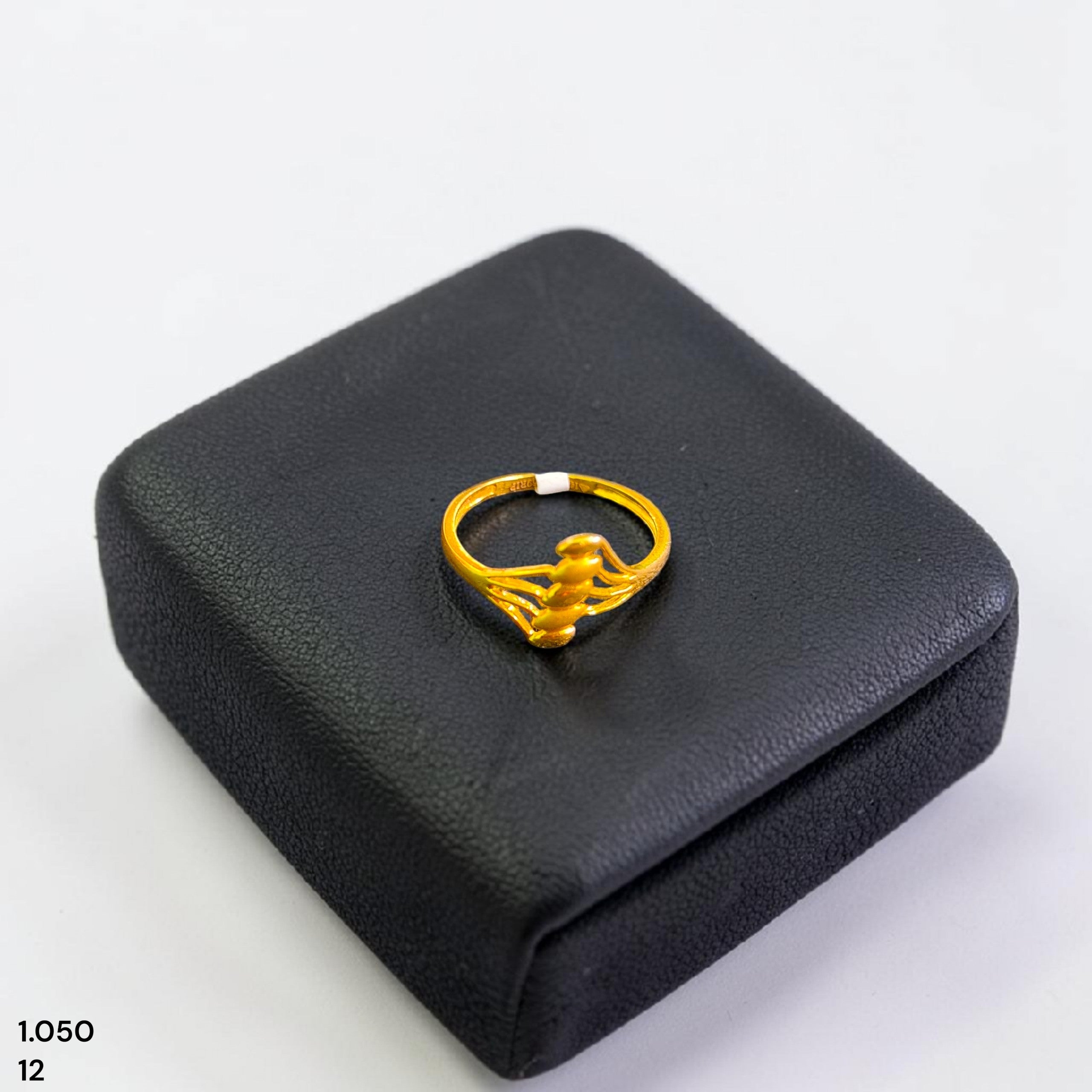 LADIES RING- (SIZE: 12) WGT: 1.050 GM APPROX 22KT HUID HALLMARK GOLD RING FOR WOMEN 1 PIECE.