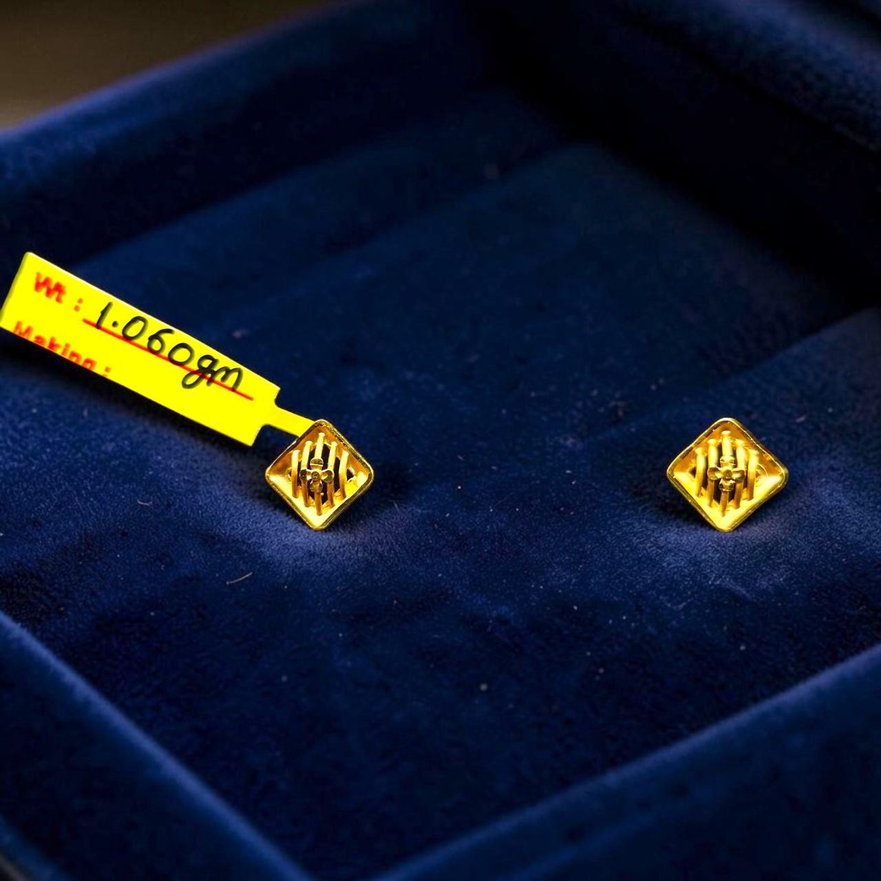 GOLD TOPS- BIS CERTIFIED (WGT: 1.060 GM APPROX) HUID HALLMARK 375 9KT GOLD TOPS 1 PAIR BEST FOR MARRIAGE GIFT.