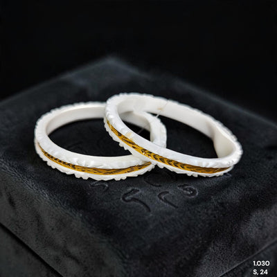 GSB9K- (I1S43V)-(1DGFW1) (SIZE:24) (WGT: 1.030 GM APPROX) BIS CERTIFIED HUID HALLMARK 375 9KT GOLD SAKHA BADHANO 1 PAIR FOR WOMEN (CHILA PATH DESIGN) NOT FOR REGULAR USE.