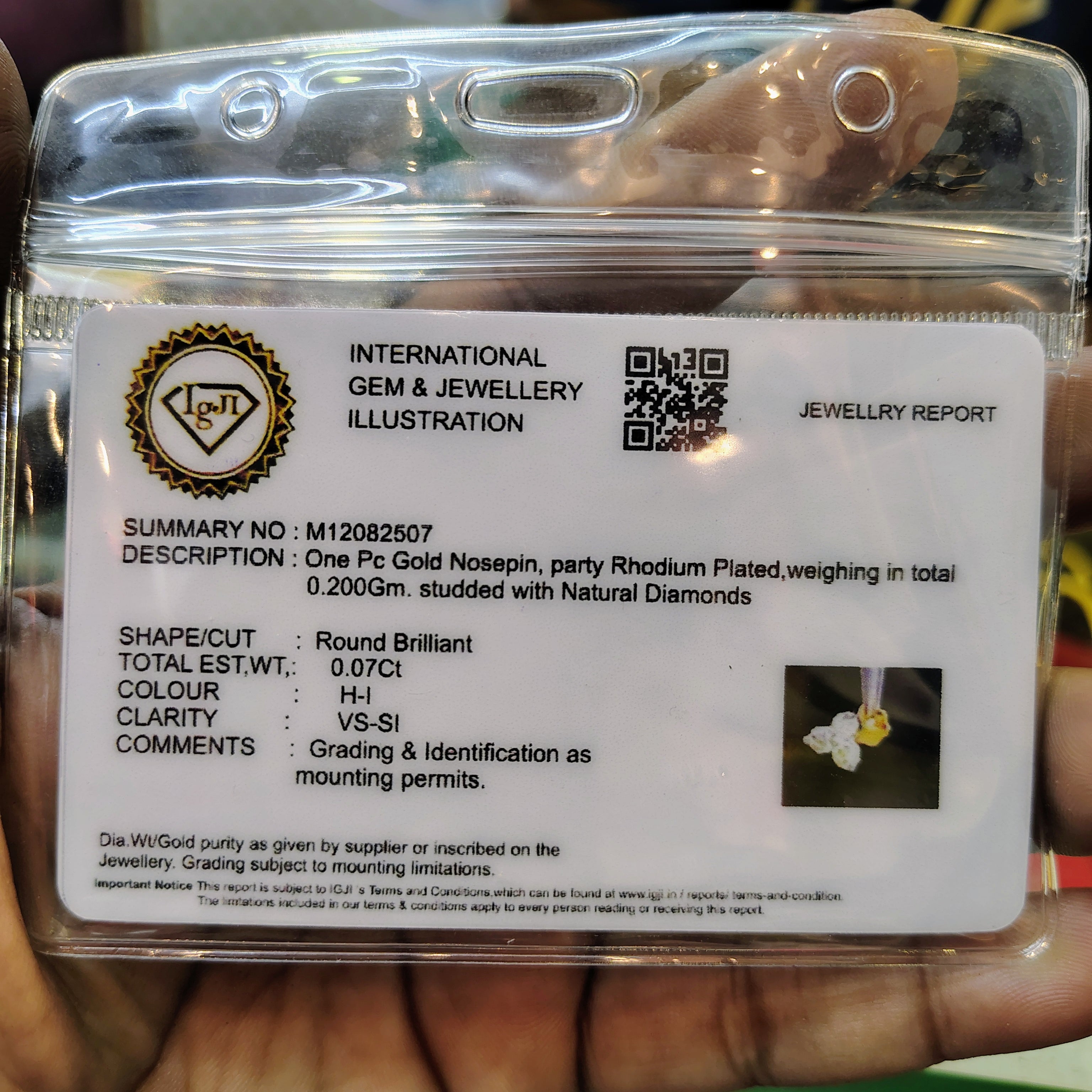 (GNP) RAJLAXMI DIAMOND JEWELLERY - WGT: 0.200 GM - NATURAL DIAMOND (0.07 CENT) HUID HALLMARK 18KT DIAMOND NOSEPIN FOR WOMEN WITH CERTIFICATE OF AUTHENTICITY BY IGJI (DESIGN NO: M12082507).