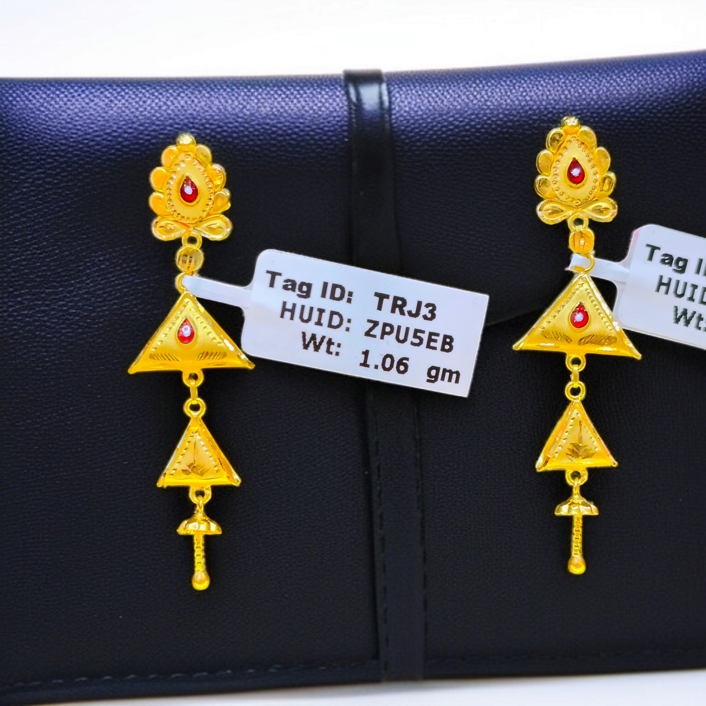 TRJ WGT: 2.150 GM APPROX HUID HALLMARK 18KT GOLD EARRINGS KANBALA 1 PAIR FOR WOMEN.