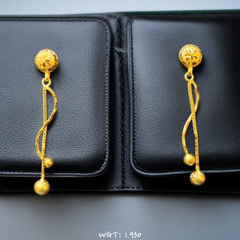 TRJ WGT: 1.930 GM APPROX HUID HALLMARK 22KT GOLD EARRINGS 1 PAIR FOR WOMEN.