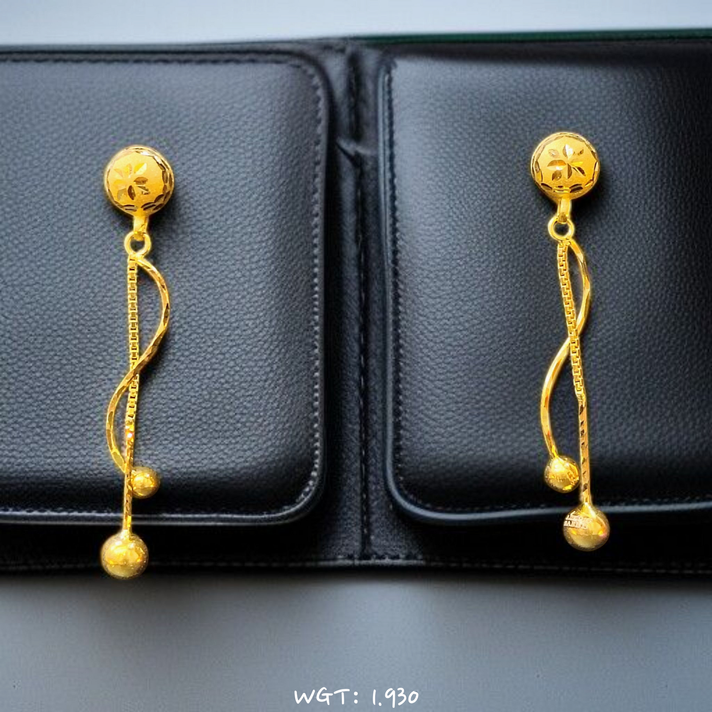 TRJ WGT: 1.930 GM APPROX HUID HALLMARK 22KT GOLD EARRINGS 1 PAIR FOR WOMEN.