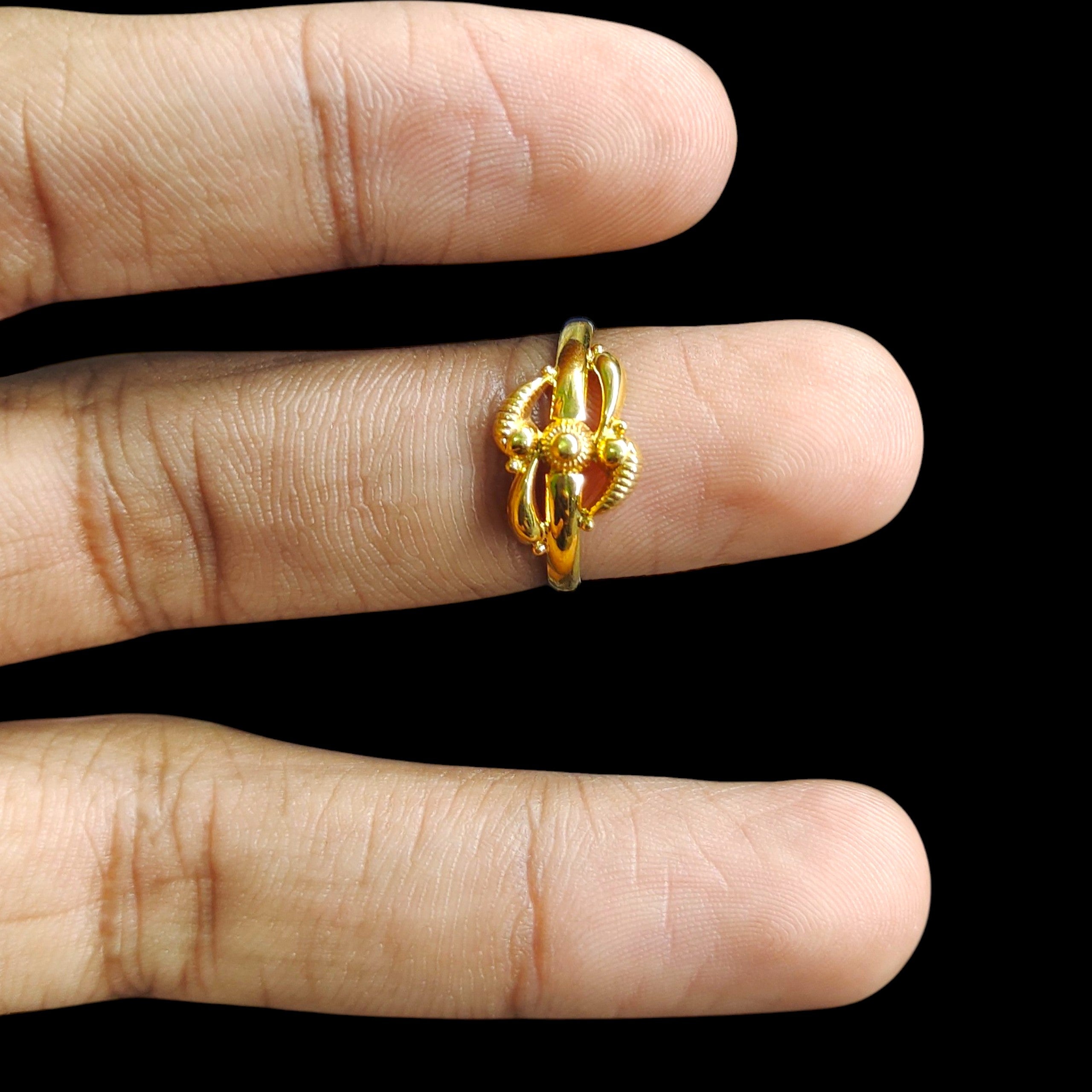 LADIES RING- (SIZE: 13) WGT: 0.390 GM APPROX BIS CERTIFIED HUID HALLMARK 9KT GOLD THUMB RING FOR UNISEX 1 PIECE.