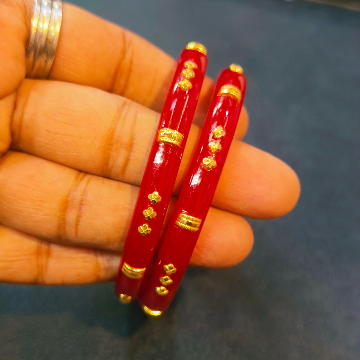 RED MINI R2 KDM GOLD PASTING POLA BADHANO 1 PAIR FOR REGULAR USE APPROX WGT: 0.900 GM (NOTE: DEDUCTION OF WGT: 0.200 GM WHEN EXCHANGED WITH ANY JEWELLERY FOR LIFETIME)
