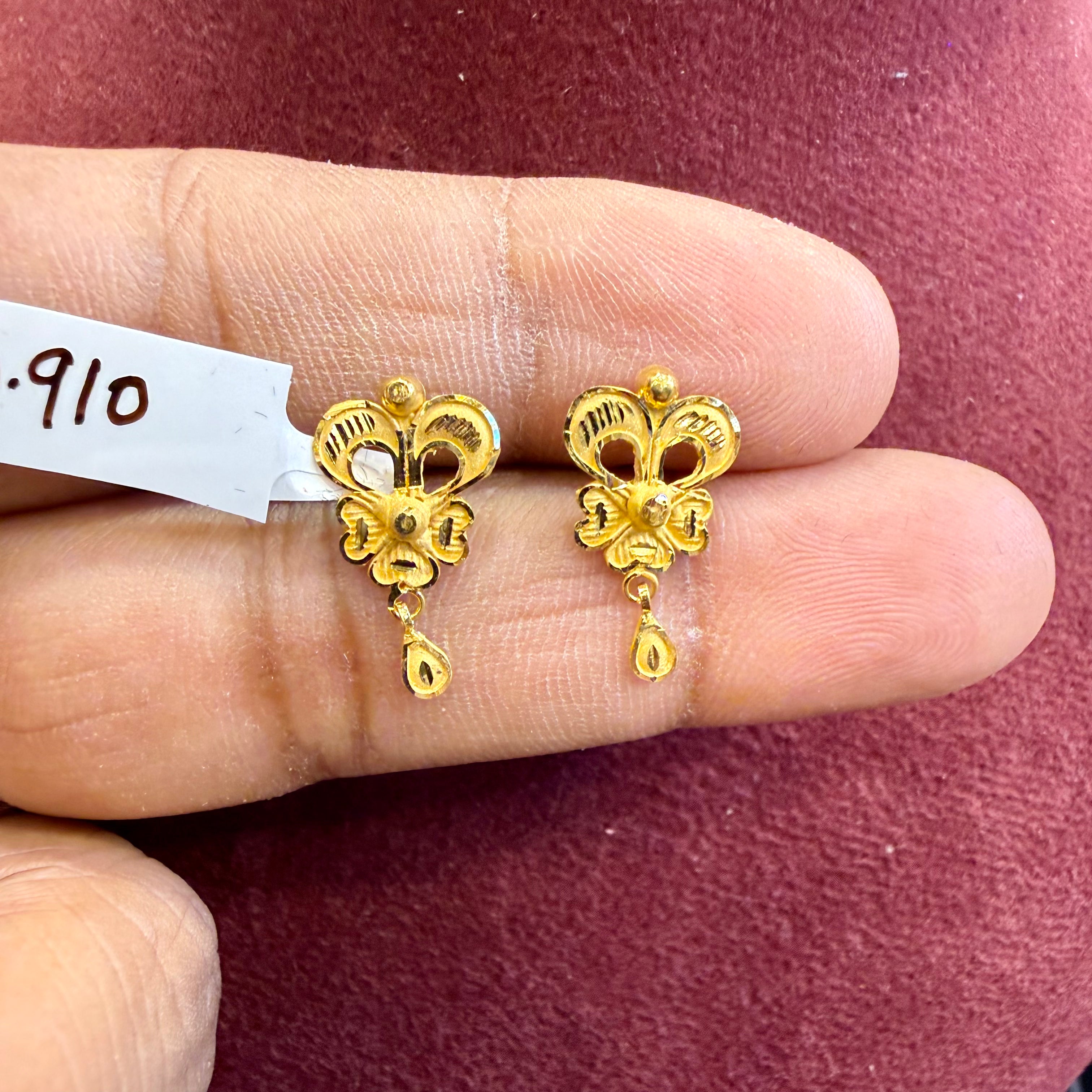 STUD EARRING- BIS CERTIFIED WGT: 0.910 GM APPROX HUID HALLMARK 916 22KT GOLD STUD EARRINGS 1 PAIR FOR WOMEN.