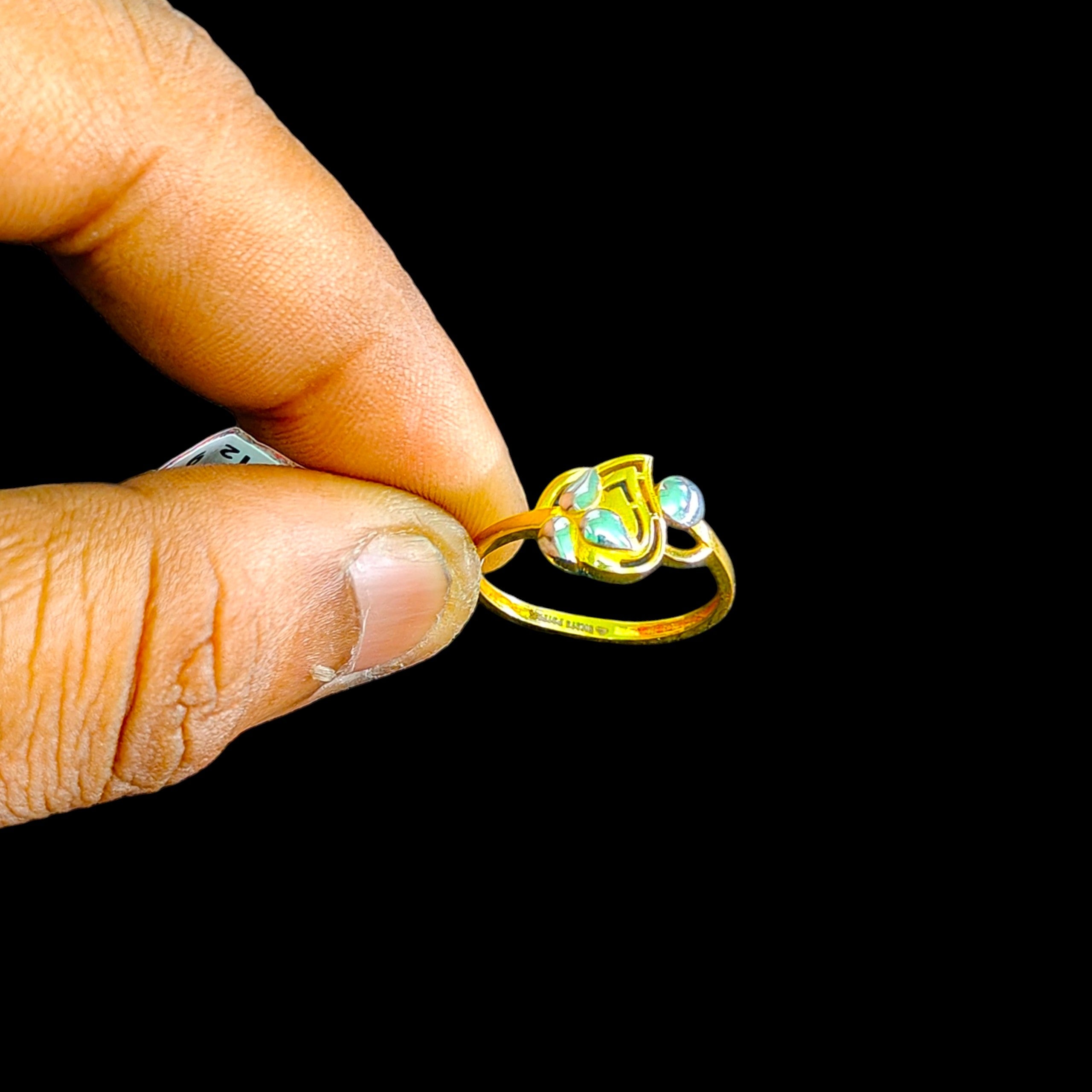 LADIES RING- (SIZE: 15) WGT: 1.120 GM APPROX BIS CERTIFIED HUID HALLMARK 9KT GOLD FINGER RING FOR WOMEN 1 PIECE FOR REGULAR USE.