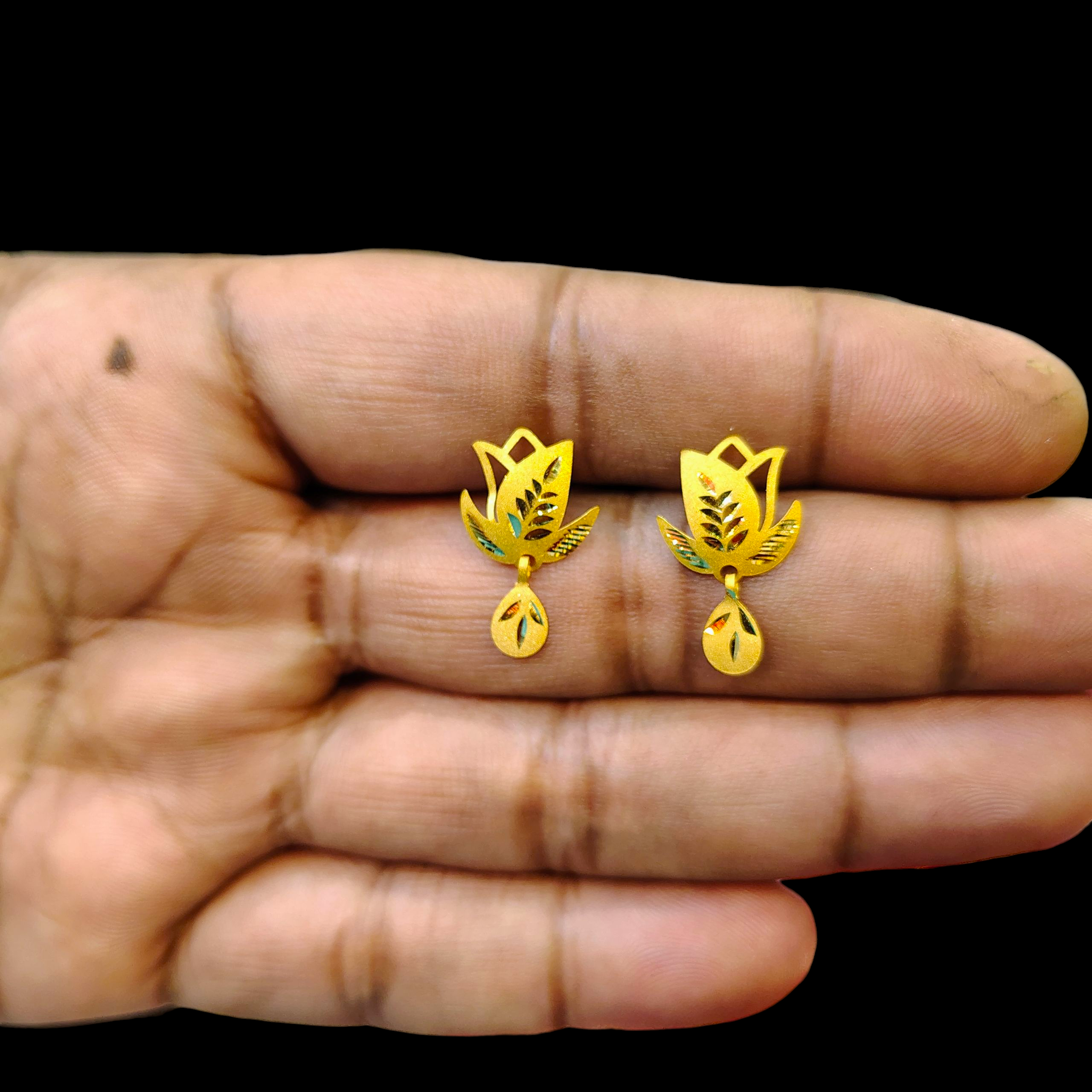 (GSE22) BIS CERTIFIED WGT: 0.620 GM APPROX HUID HALLMARK 916 22KT GOLD TOPS 1 PAIR FOR WOMEN.