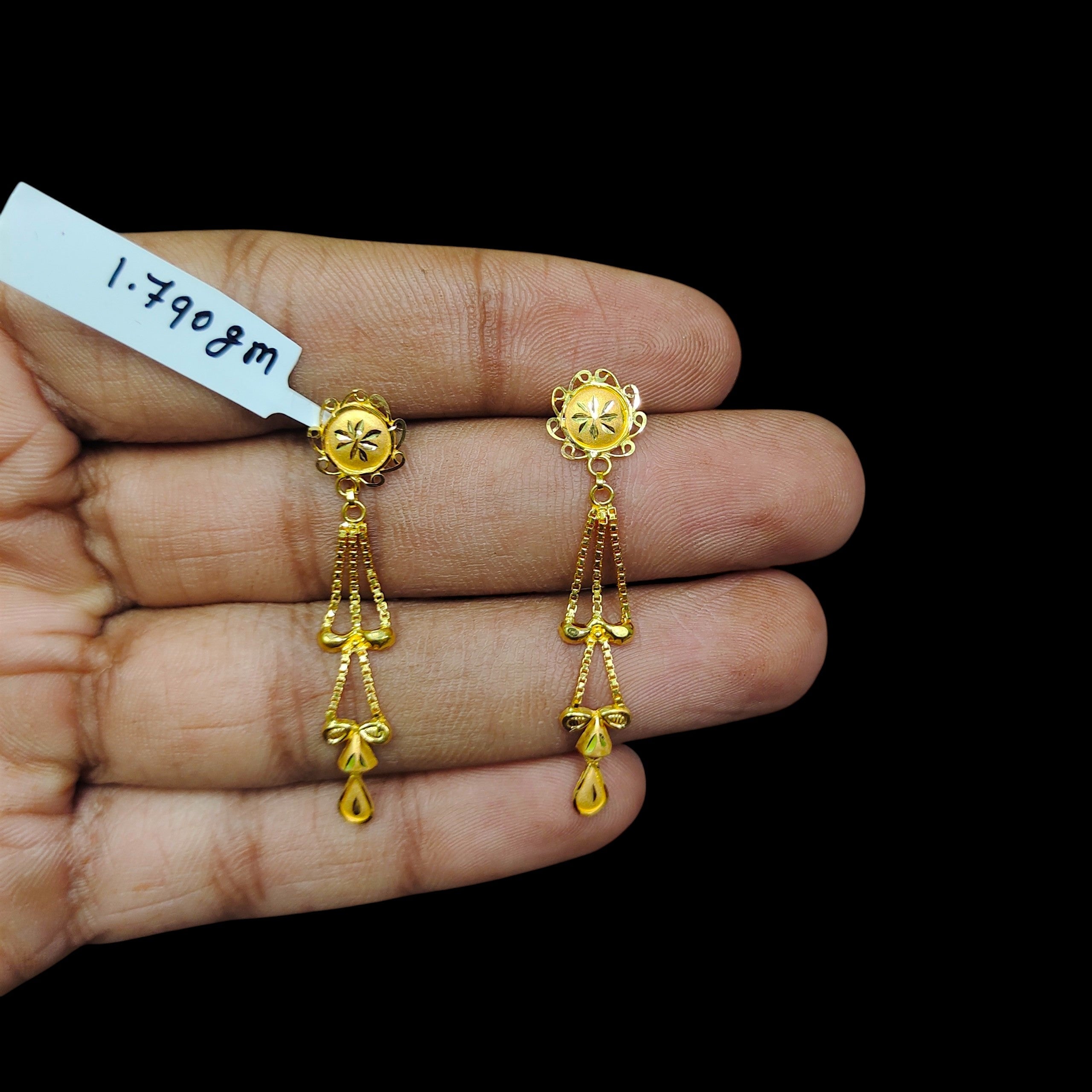 GOLD EARRINGS- BIS CERTIFIED WGT: 1.790 GM APPROX HUID HALLMARK 916 22KT GOLD EARRINGS 1 PAIR FOR WOMEN.