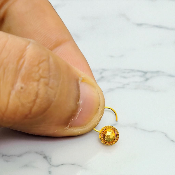 RAJLAXMI WGT: 0.210 GM APPROX HUID HALLMARK 22KT GOLD NOSEPIN 1 PIECE FOR WOMEN.