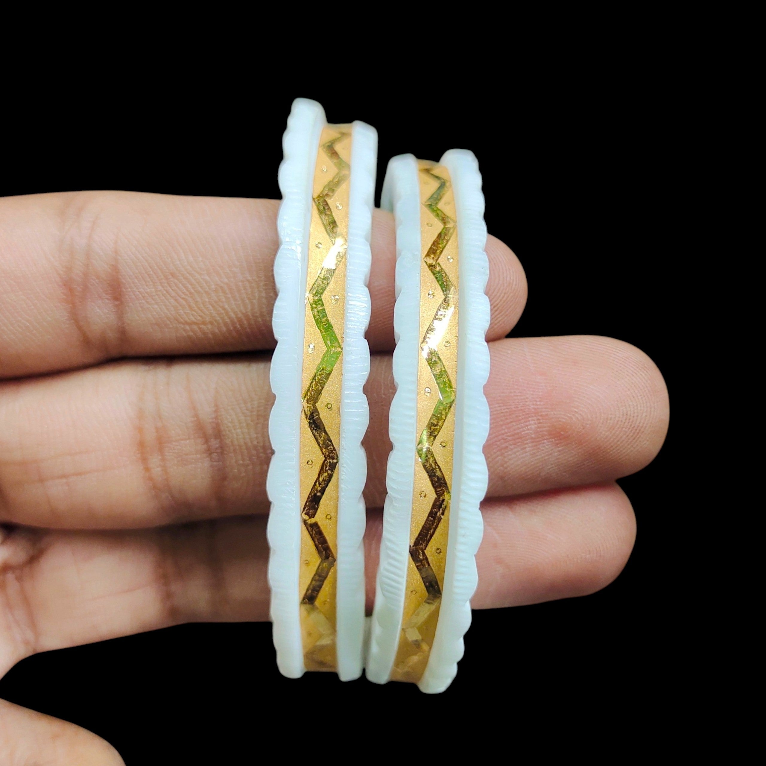 SAKHA BADHANO- (SIZE:24) WGT: 1.460 GM APPROX HUID HALLMARK 22KT GOLD SAKHA BADHANO BANGLES 1 PAIR DESIGN FOR REGULAR USE.