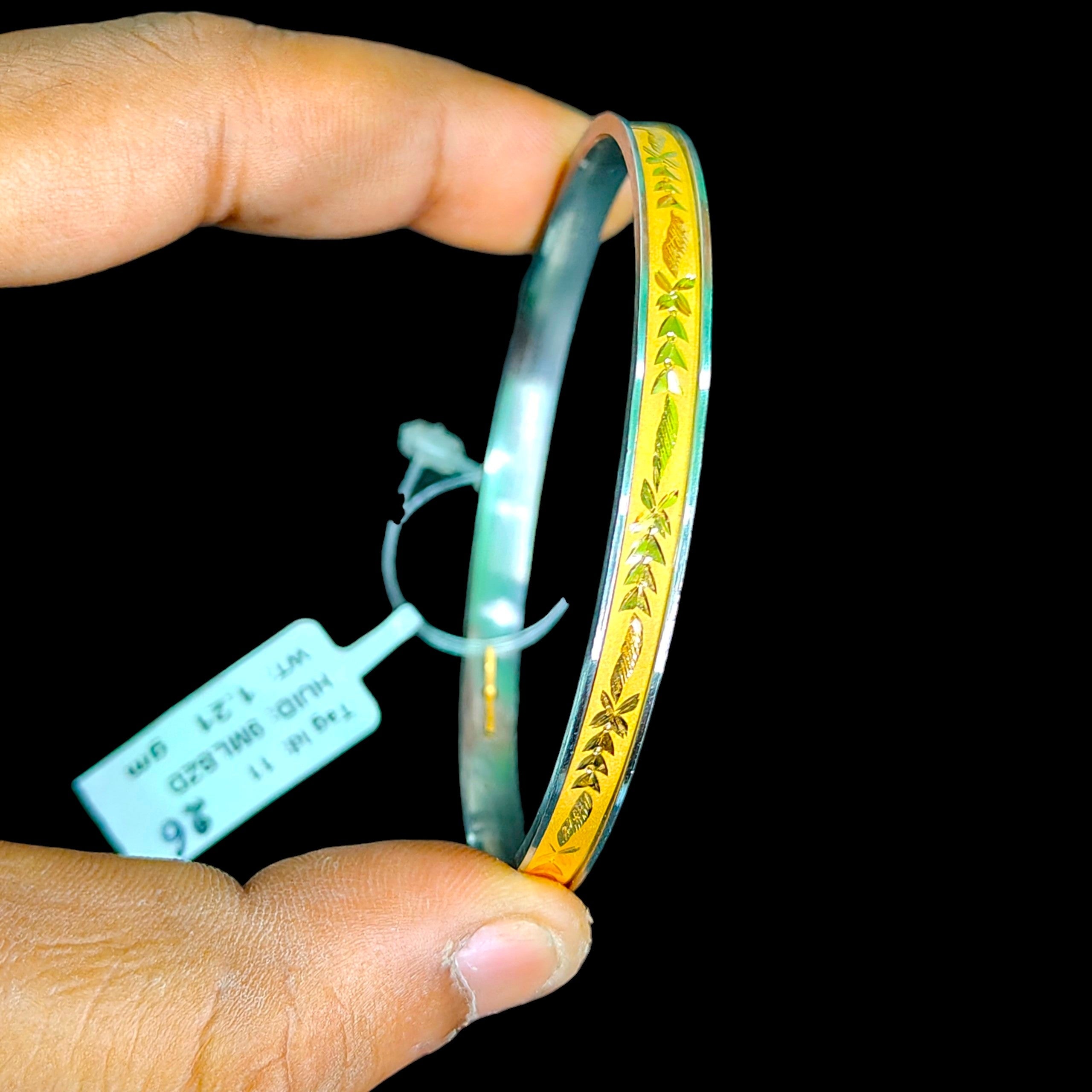 GOLD CHURI NOA- (SIZE: 26) WGT: 1.210 GM APPROX 22KT HUID HALLMARK GOLD NOA BANGLES 1 PIECE.