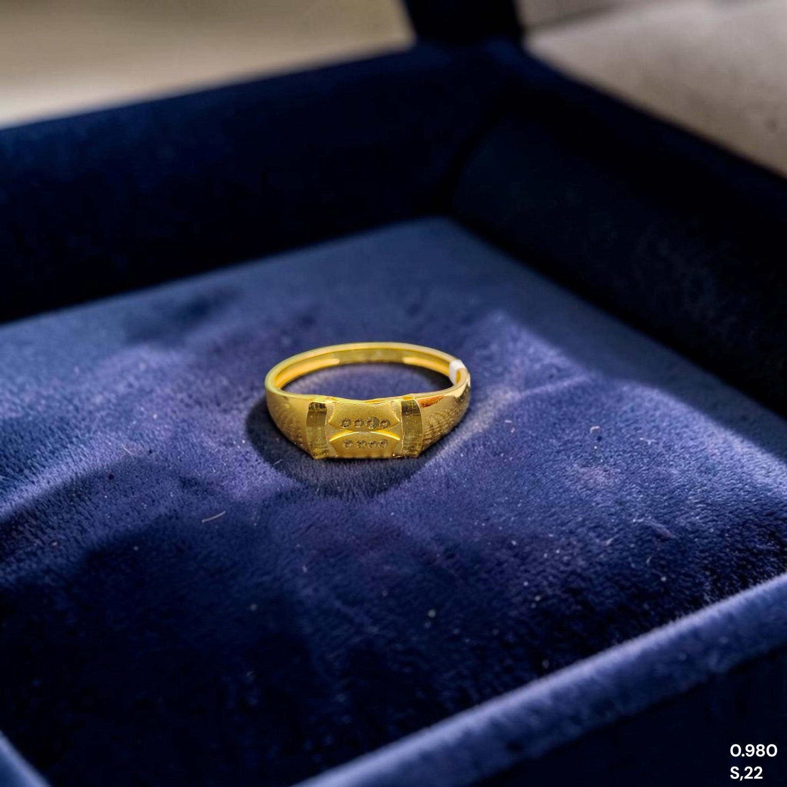 GENTS RING- TRJ (SIZE:22) WGT: 0.980 GM APPROX BIS CERTIFIED HUID HALLMARK 375 9KT GOLD FINGER RING FOR MEN 1 PIECE.