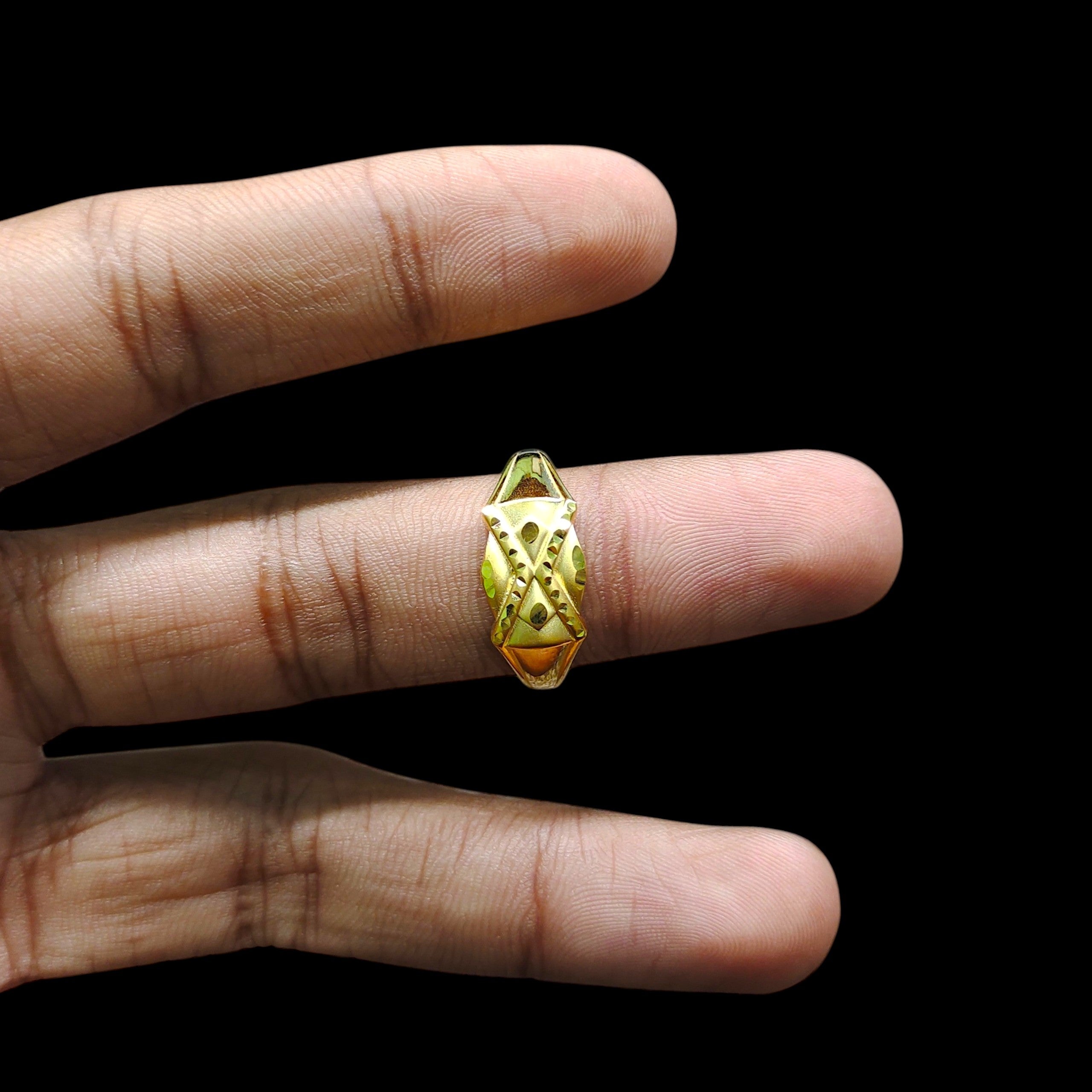 GENTS RING- TRJ (SIZE:21) WGT: 1.390 GM APPROX BIS CERTIFIED HUID HALLMARK 375 9KT GOLD FINGER RING FOR MEN 1 PIECE.