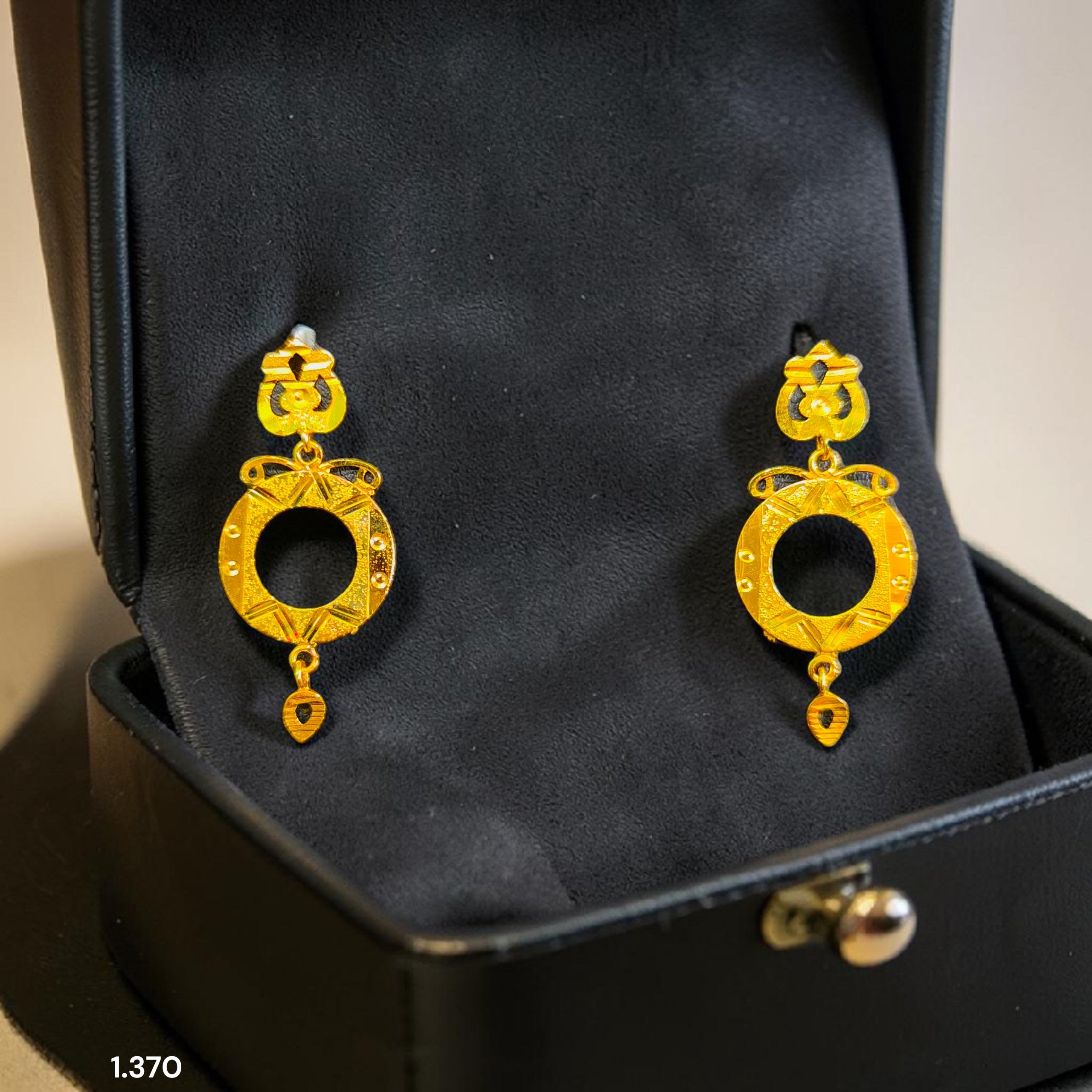 GOLD EARRINGS (GSE9) WGT: 1.370 GM APPROX BIS CERTIFIED HUID HALLMARK 9KT GOLD EARRINGS FOR WOMEN 1 PAIR FOR WOMEN (BEST FOR GIFT IN MARRIAGE).