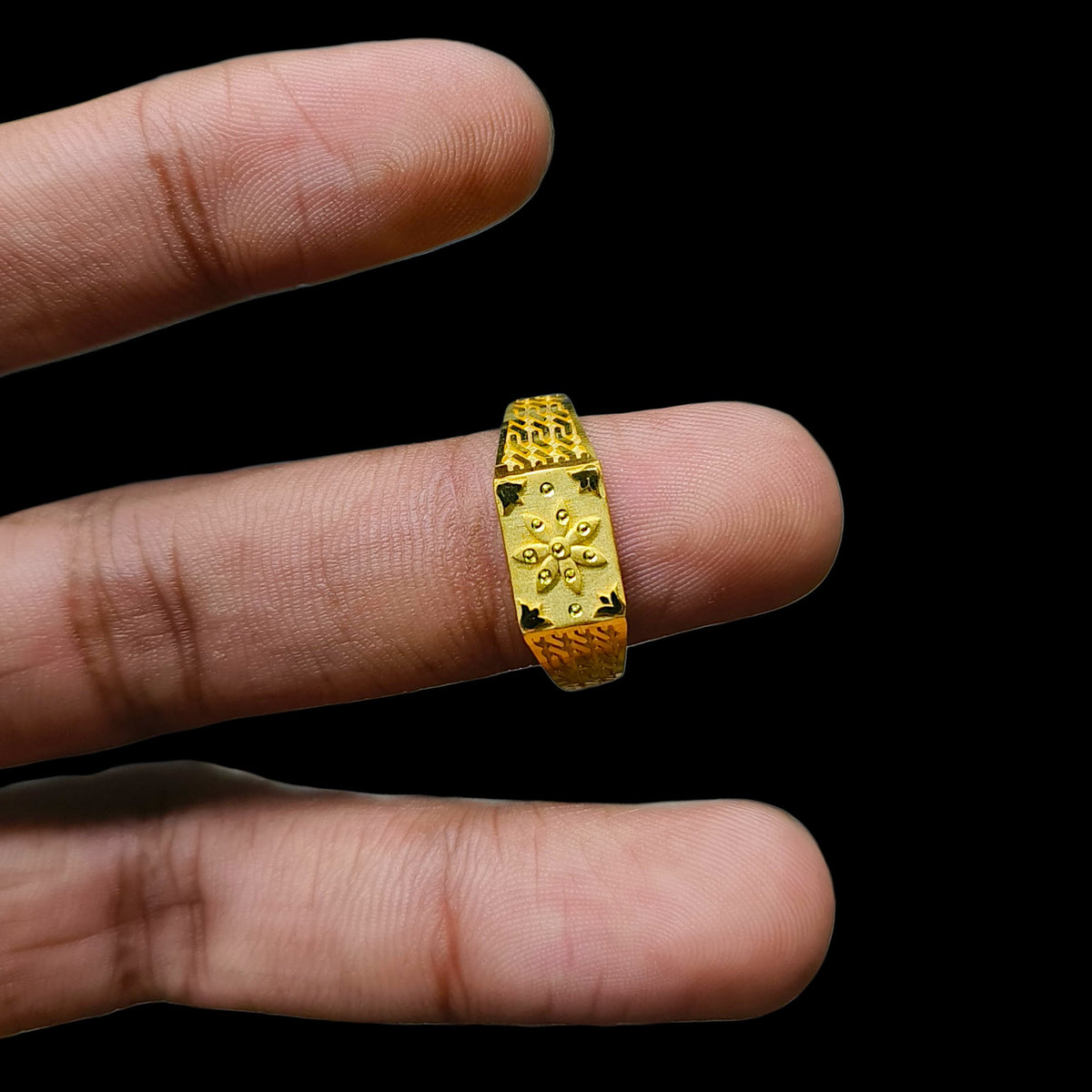 GENTS RING- (1M7QM1) TRJ (SIZE:25) (WGT: 1.540 GM APPROX) BIS CERTIFIED HUID HALLMARK 375 9KT GOLD FINGER RING FOR MEN 1 PIECE.