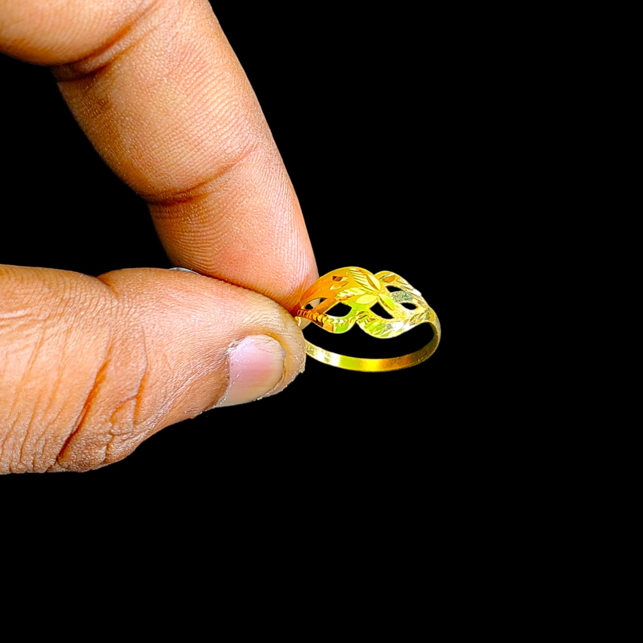 LADIES RING- (SIZE: 10) WGT: 0.830 GM APPROX 22KT HUID HALLMARK GOLD RING FOR WOMEN 1 PIECE.