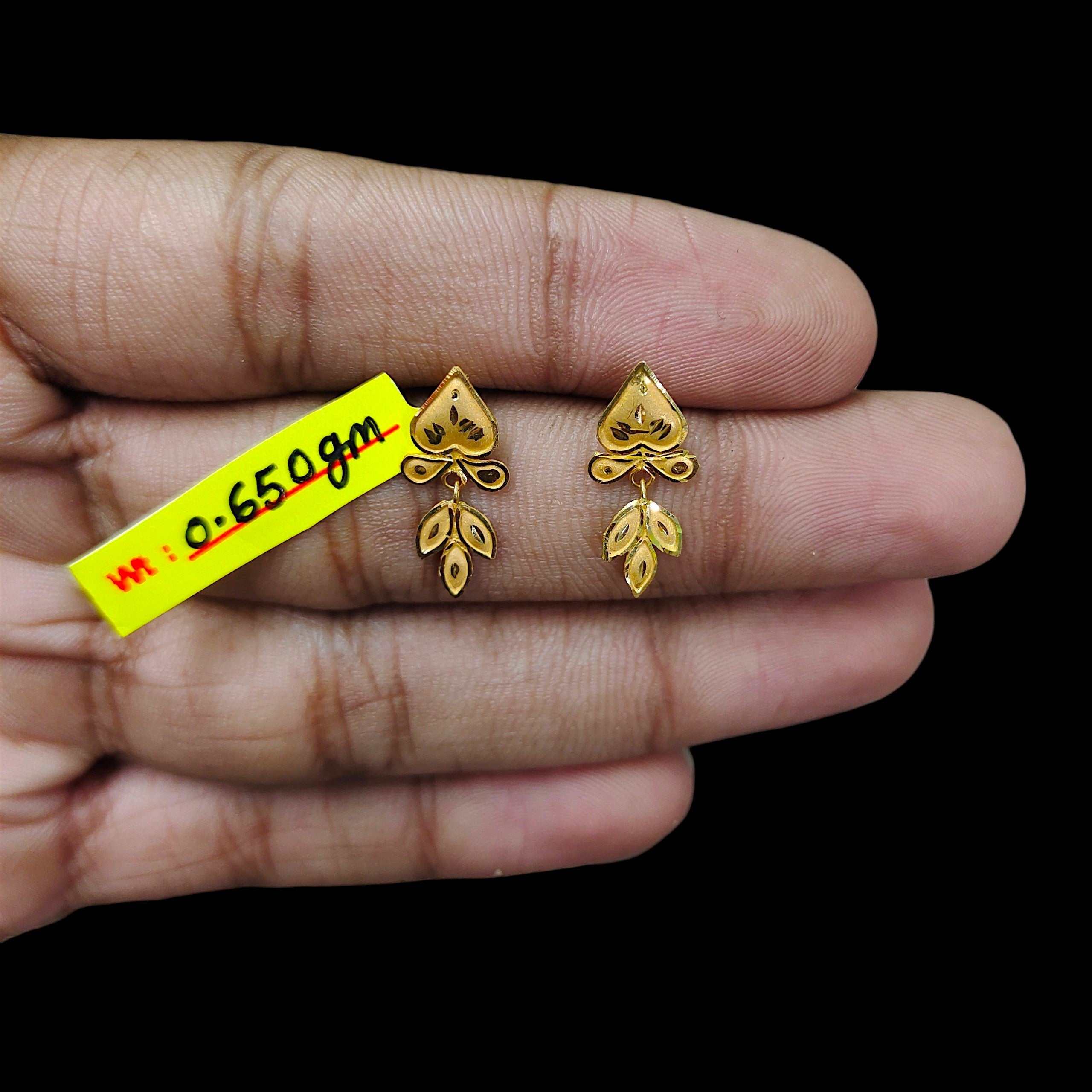 GOLD TOPS- BIS CERTIFIED WGT: 0.650 GM APPROX HUID HALLMARK 916 22KT GOLD TOPS 1 PAIR FOR WOMEN.