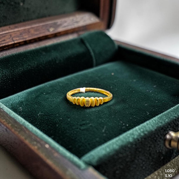 LADIES RING- (SIZE: 10) WGT: 1.050 GM APPROX 14KT HALLMARK GOLD RING FOR WOMEN 1 PIECE.