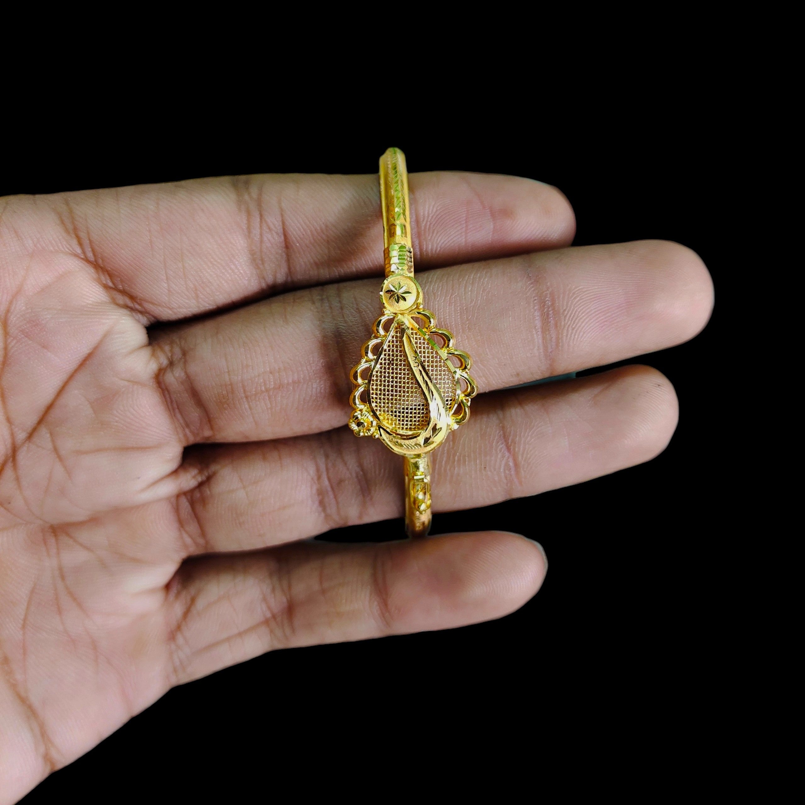 GOLD NOA- (SIZE: 25) WGT: 4.270 GM APPROX BIS CERTIFIED HUID HALLMARK 22KT GOLD NOA BADHANO BANGLES 1 PIECE FOR WOMEN.