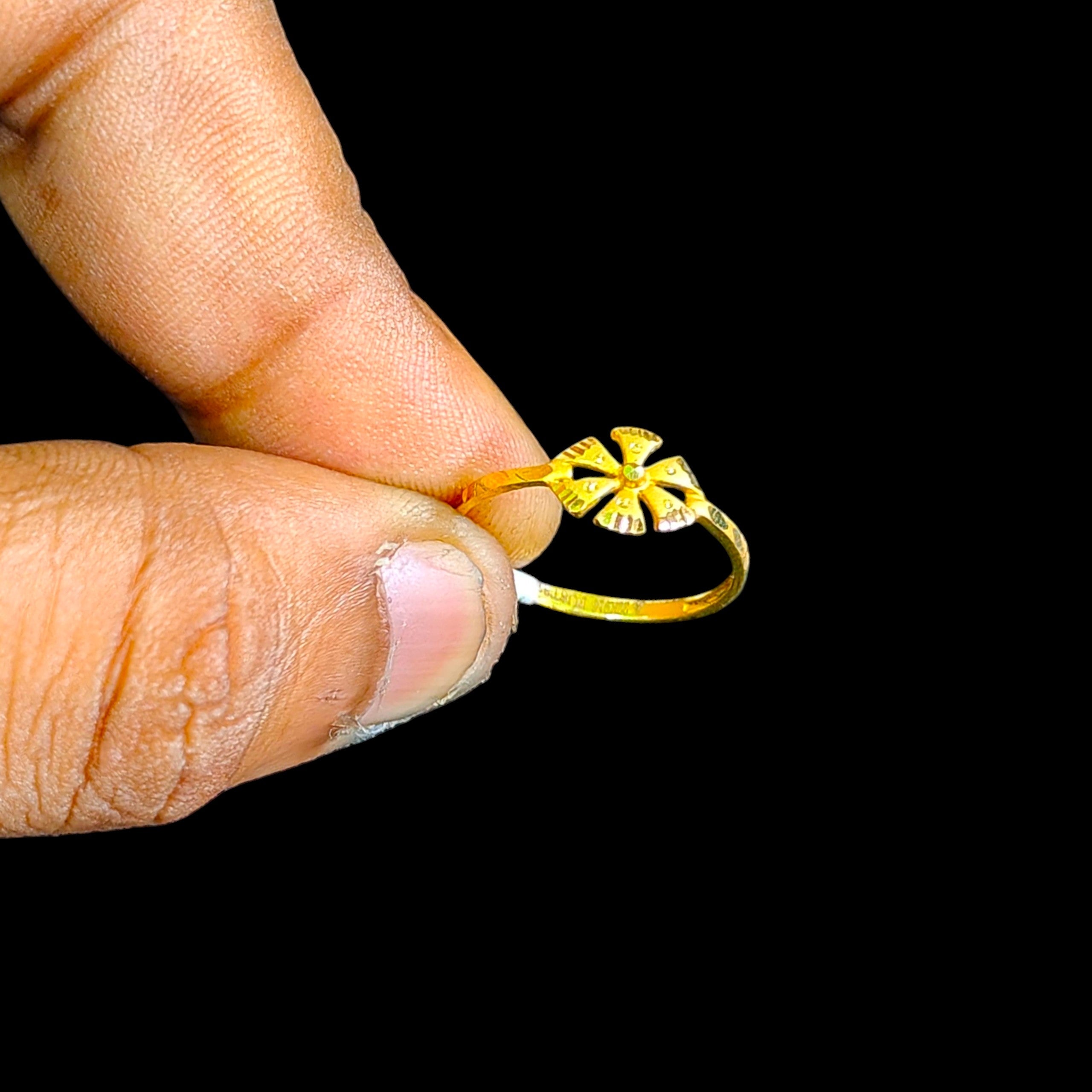 LADIES RING- (SIZE: 11) WGT: 1.020 GM APPROX 22KT HUID HALLMARK GOLD RING FOR WOMEN 1 PIECE.