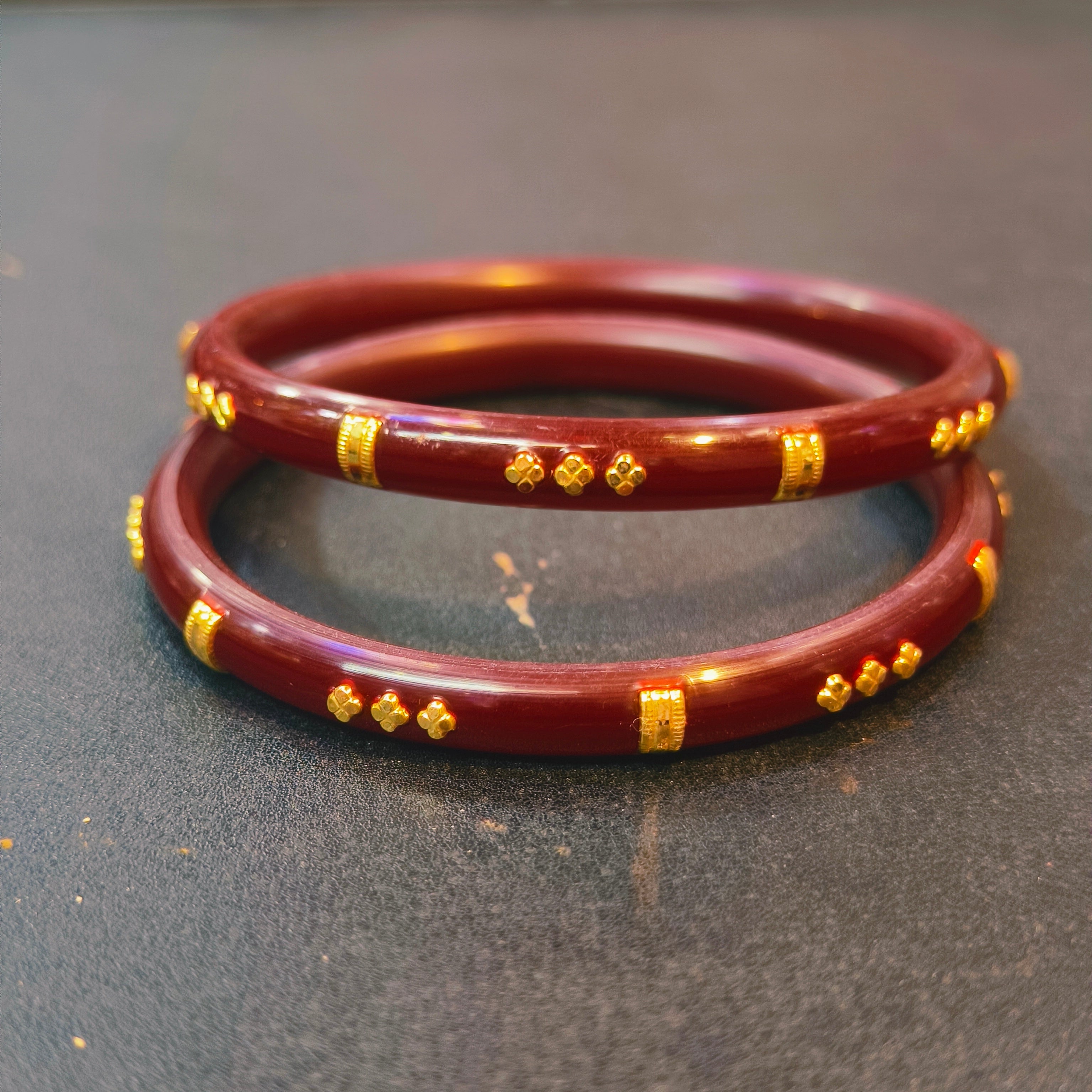 COFFEE MINI R2 KDM GOLD PASTING POLA BADHANO 1 PAIR FOR REGULAR USE APPROX WGT: 0.900 GM (NOTE: DEDUCTION OF WGT: 0.200 GM WHEN EXCHANGED WITH ANY JEWELLERY FOR LIFETIME)