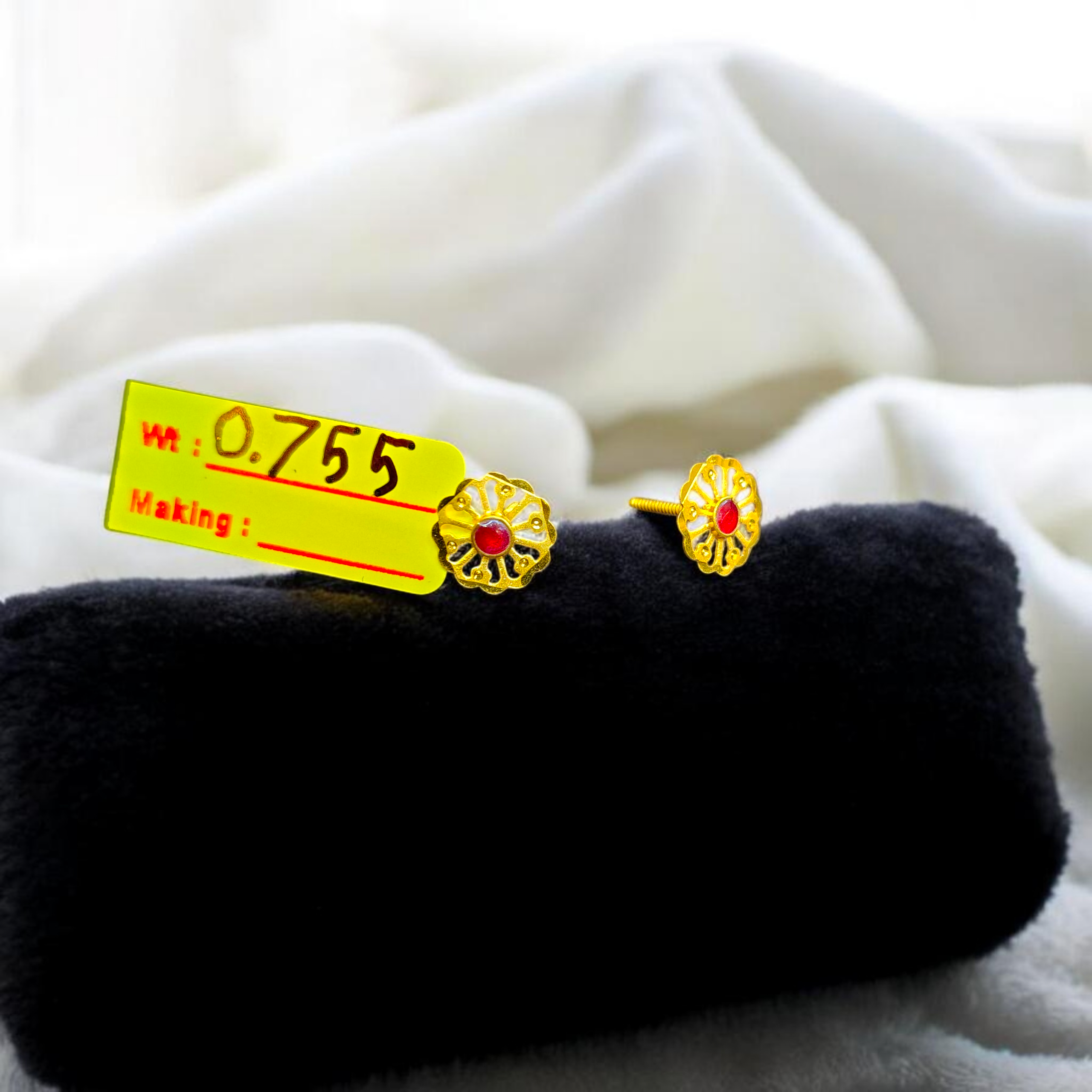 STUD EARRING- BIS CERTIFIED WGT: 0.755 GM APPROX HUID HALLMARK 916 22KT GOLD TOPS 1 PAIR FOR WOMEN.