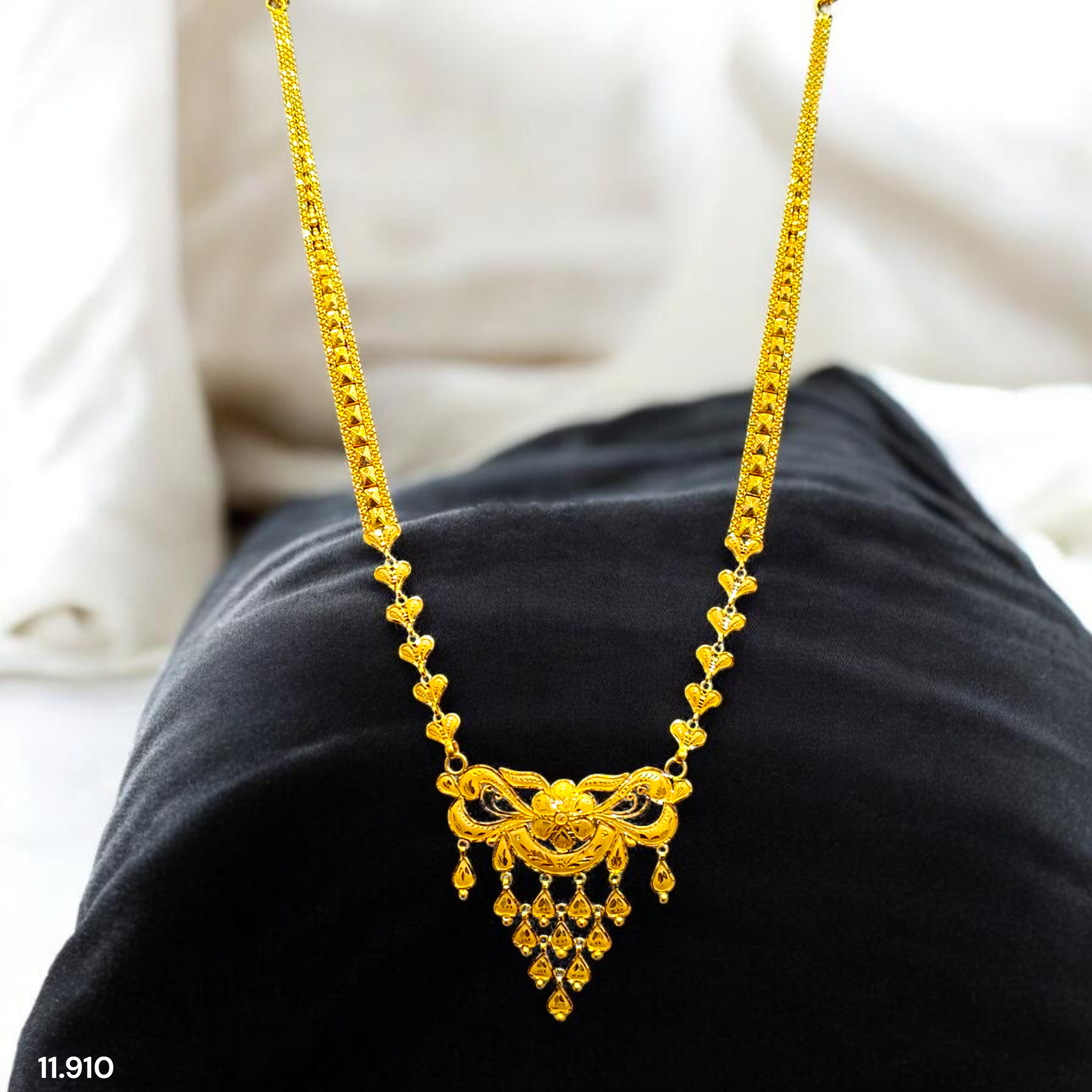 GOLD CHOKER NECKLACE- BIS CERTIFIED HUID HALLMARK 916 22KT GOLD SITAHAR NECKLACE CHOKER (APPROX WGT: 11.910 GM) 1 PIECE FOR WOMEN.