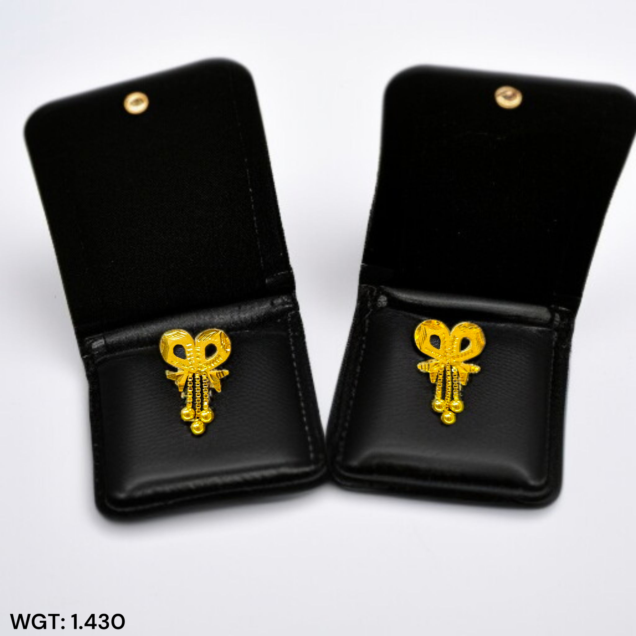 (GSE22) BIS CERTIFIED WGT: 1.430 GM APPROX HUID HALLMARK 916 22KT GOLD PATCH TOPS 1 PAIR FOR WOMEN.