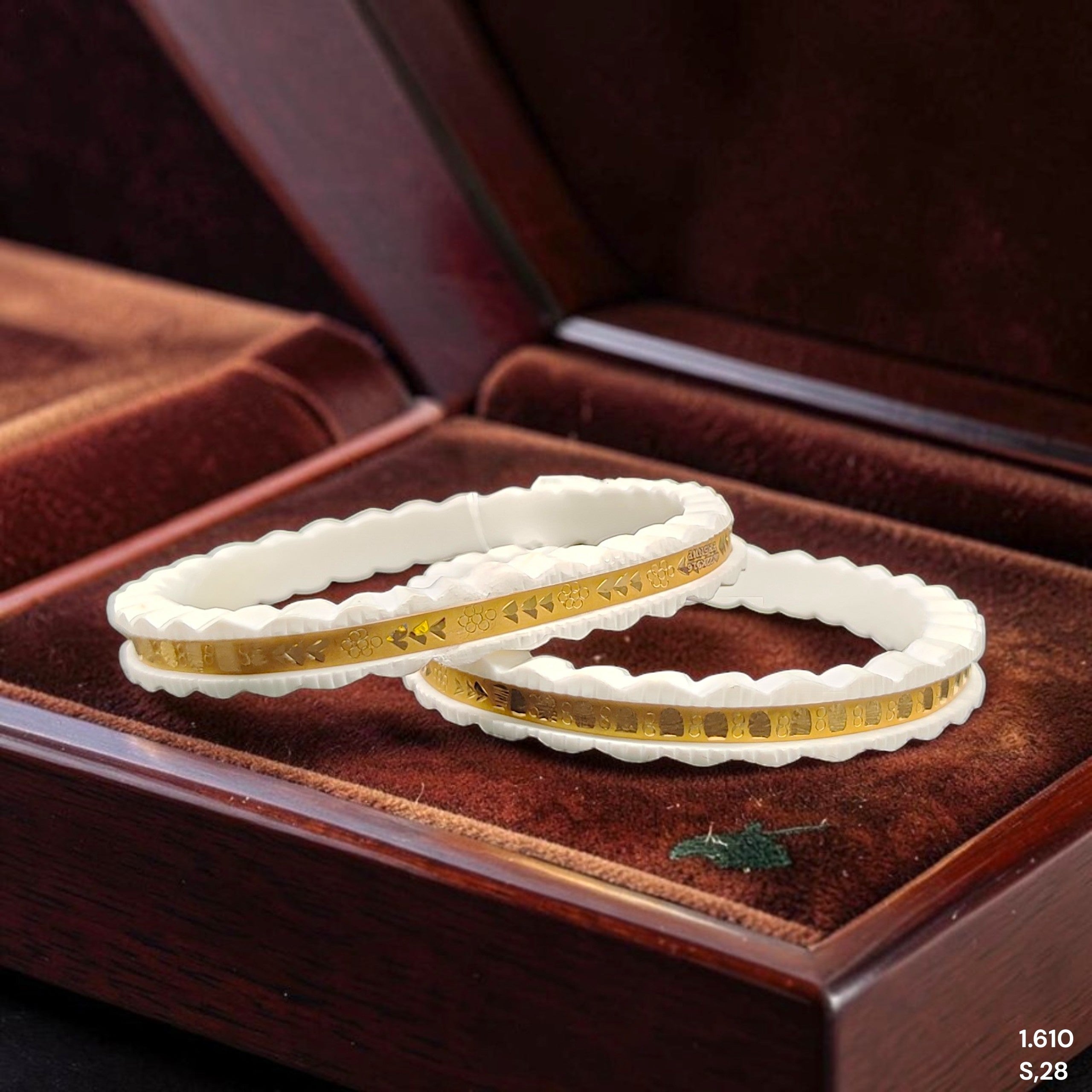 SAKHA BADHANO- (SIZE:28) WGT: 1.610 GM APPROX HUID HALLMARK 22KT GOLD SAKHA BADHANO BANGLES 1 PAIR DESIGN FOR REGULAR USE.