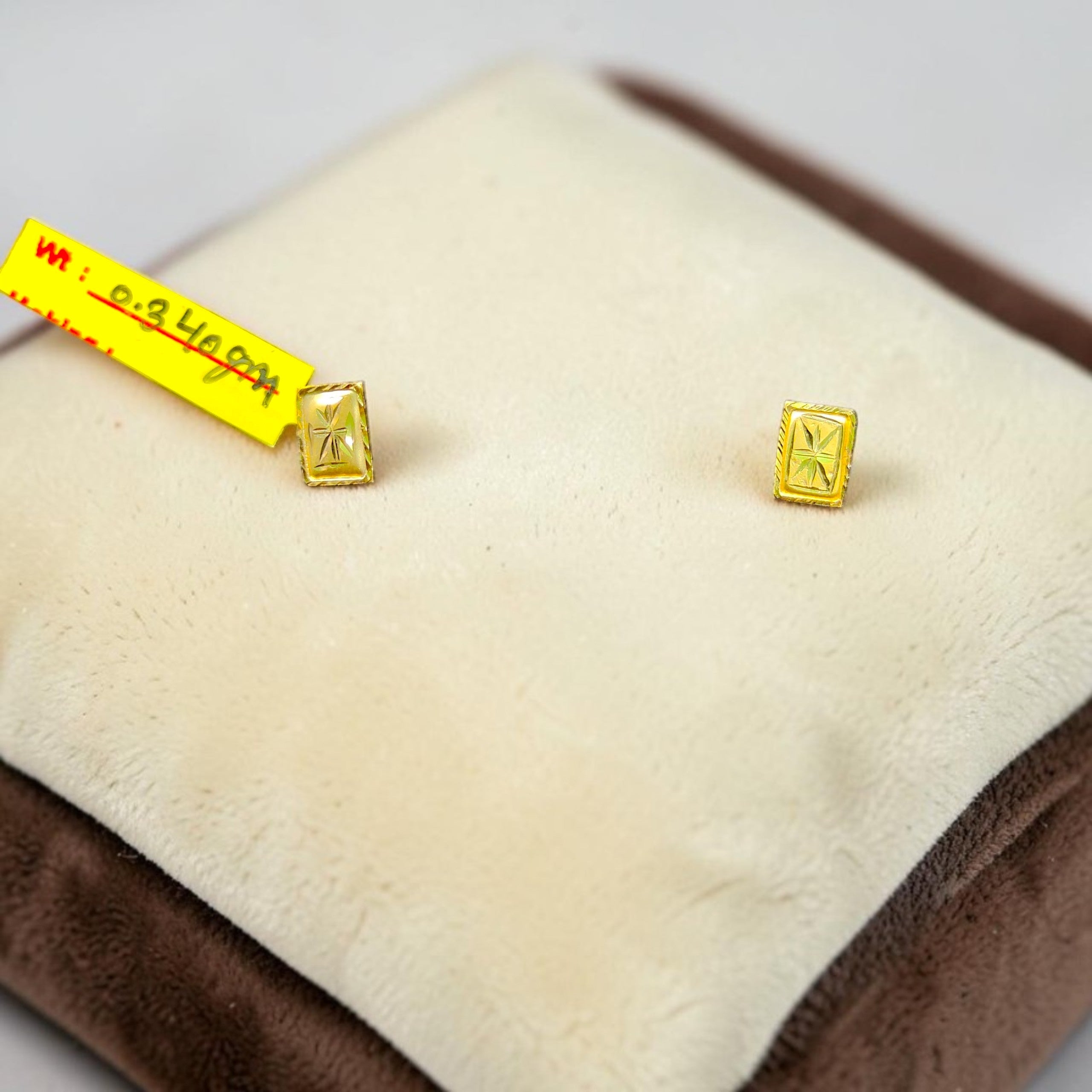 GOLD TOPS- BIS CERTIFIED (WGT: 0.340 GM APPROX) HUID HALLMARK 375 9KT GOLD TOPS 1 PAIR BEST FOR MARRIAGE GIFT.