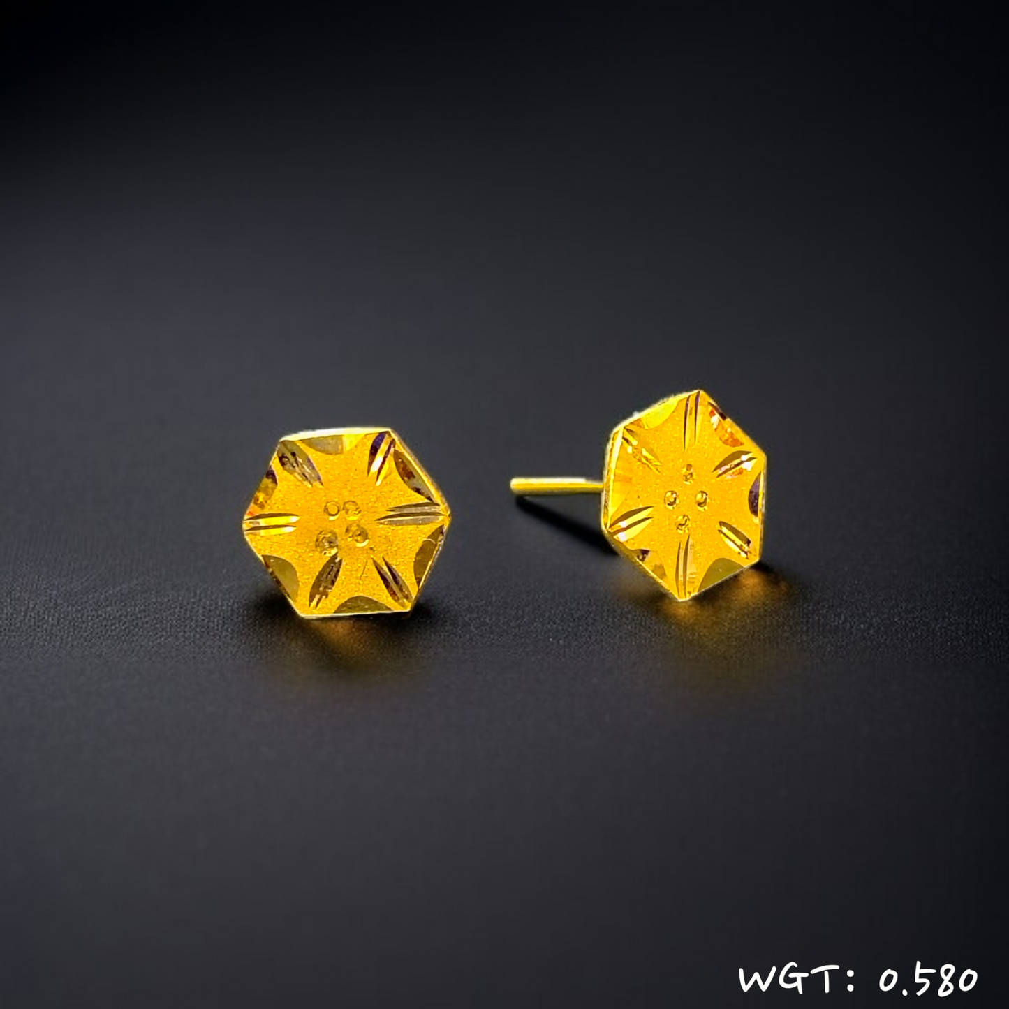 RAJLAXMI WGT: 0.580 GM APPROX HUID HALLMARK 916 22KT GOLD EAR TOPS STUD 1 PAIR FOR REGULAR USE.