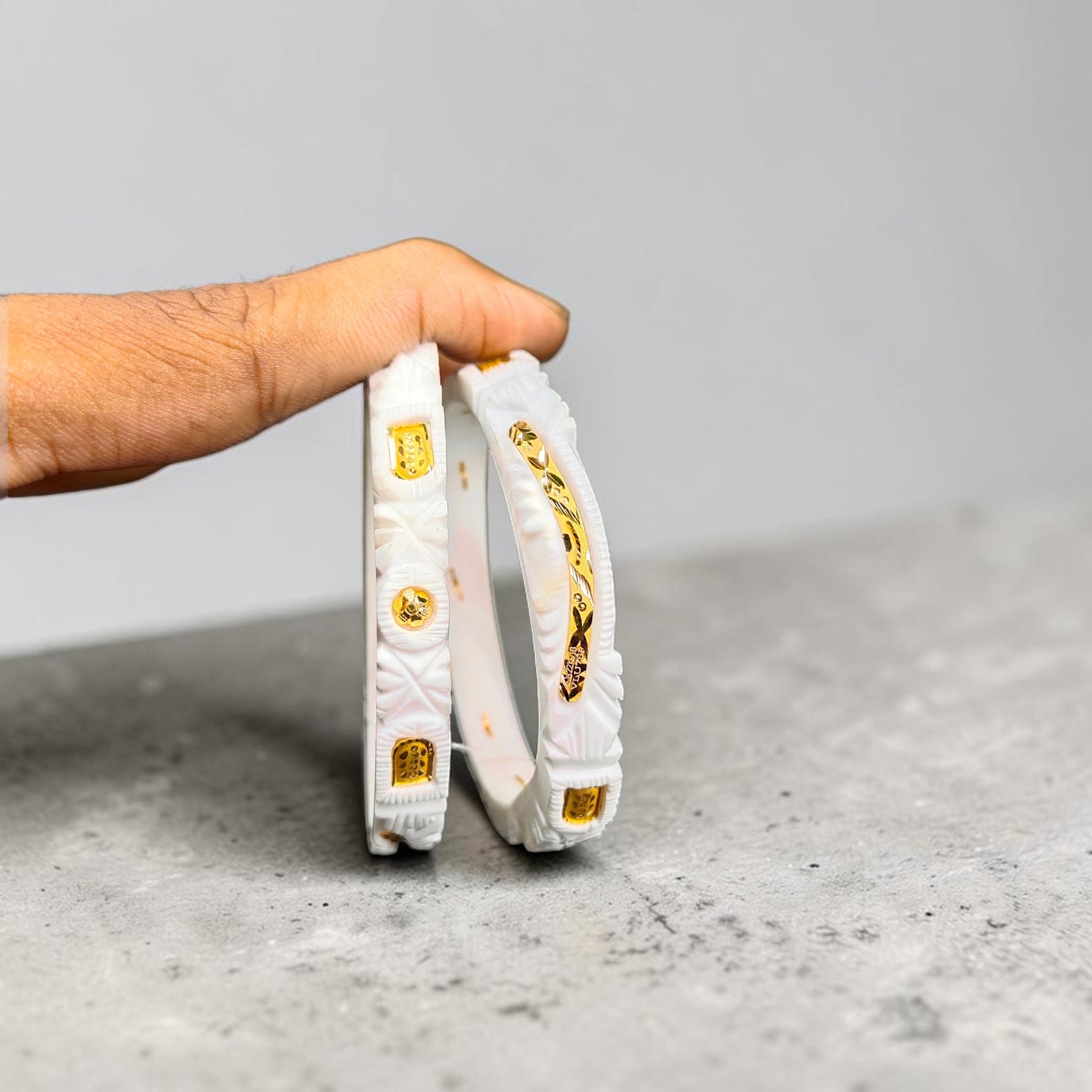 SAKHA BADHANO- (SIZE:24) WGT: 2.920 GM APPROX HUID HALLMARK 22KT GOLD SAKHA BADHANO BANGLES 1 PAIR DESIGN FOR REGULAR USE.