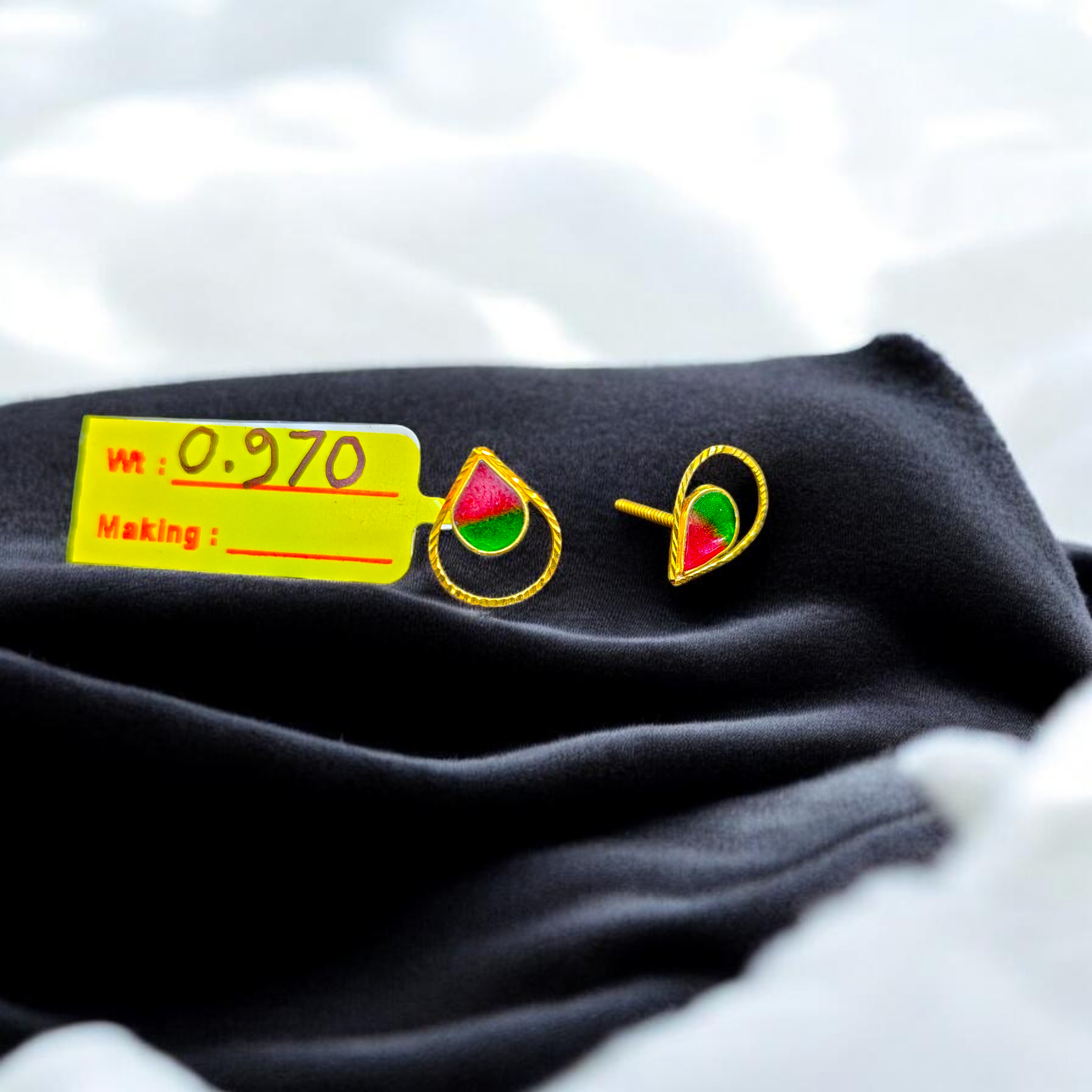 STUD EARRING- BIS CERTIFIED WGT: 0.970 GM APPROX HUID HALLMARK 916 22KT GOLD TOPS 1 PAIR FOR WOMEN.