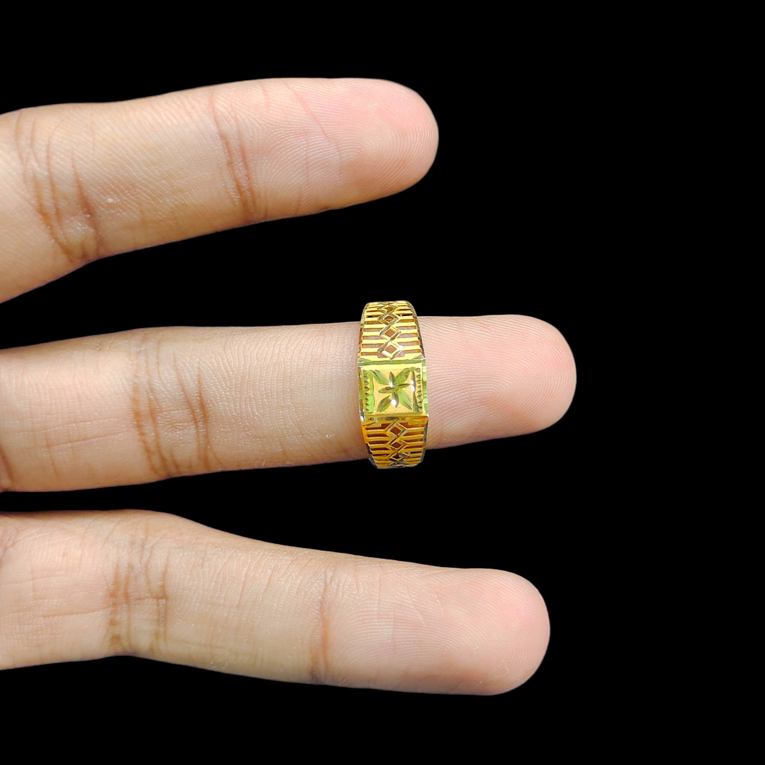 GENTS RING- SIZE:22 (WGT: 2.260 GM APPROX) BIS CERTIFIED HUID HALLMARK 916 22KT GOLD GENTS FINGER RING FOR MEN 1 PIECE.