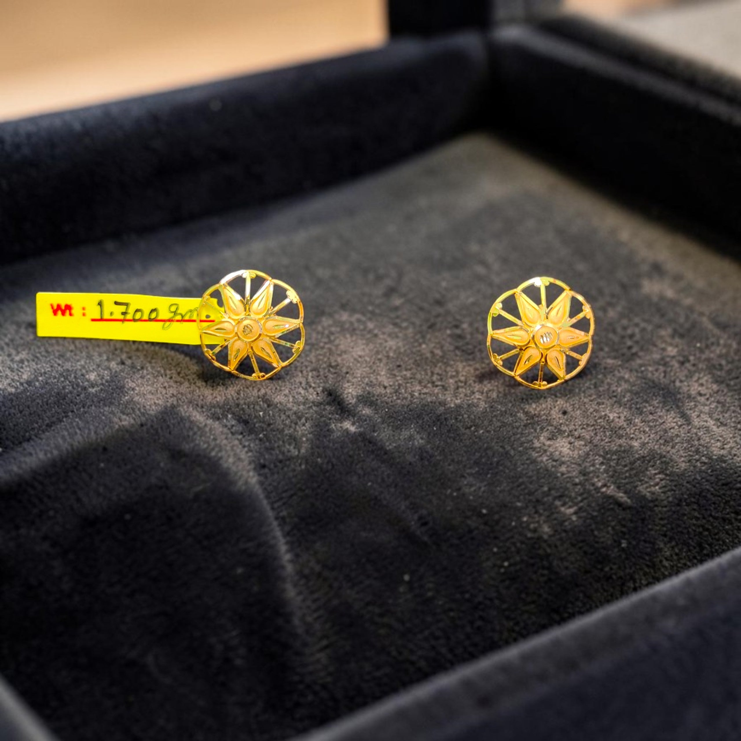 GOLD TOPS- BIS CERTIFIED WGT: 1.700 GM APPROX HUID HALLMARK 916 22KT GOLD TOPS 1 PAIR FOR WOMEN.
