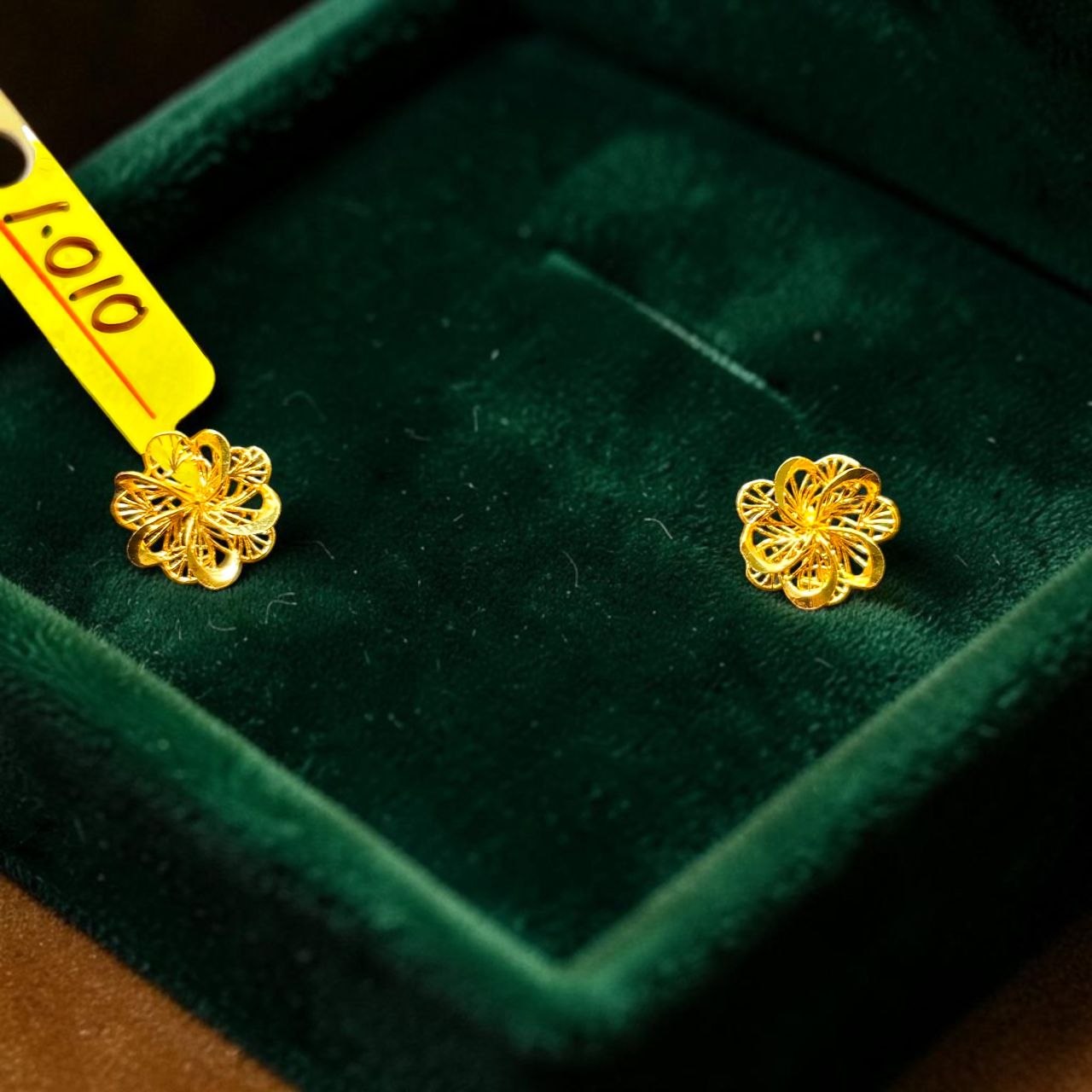 GOLD TOPS- BIS CERTIFIED WGT: 1.010 GM APPROX HUID HALLMARK 916 22KT GOLD TOPS 1 PAIR FOR WOMEN.