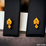 (GPT) RAJLAXMI (WGT: 0.790 GM APPROX) HALLMARK 18KT GOLD EAR TOPS STUD 1 PAIR FOR REGULAR USE.